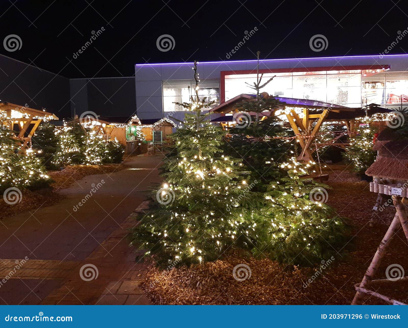 bremen, germany - nov 25, 2020: weihnachtsmarkt corona lockdown