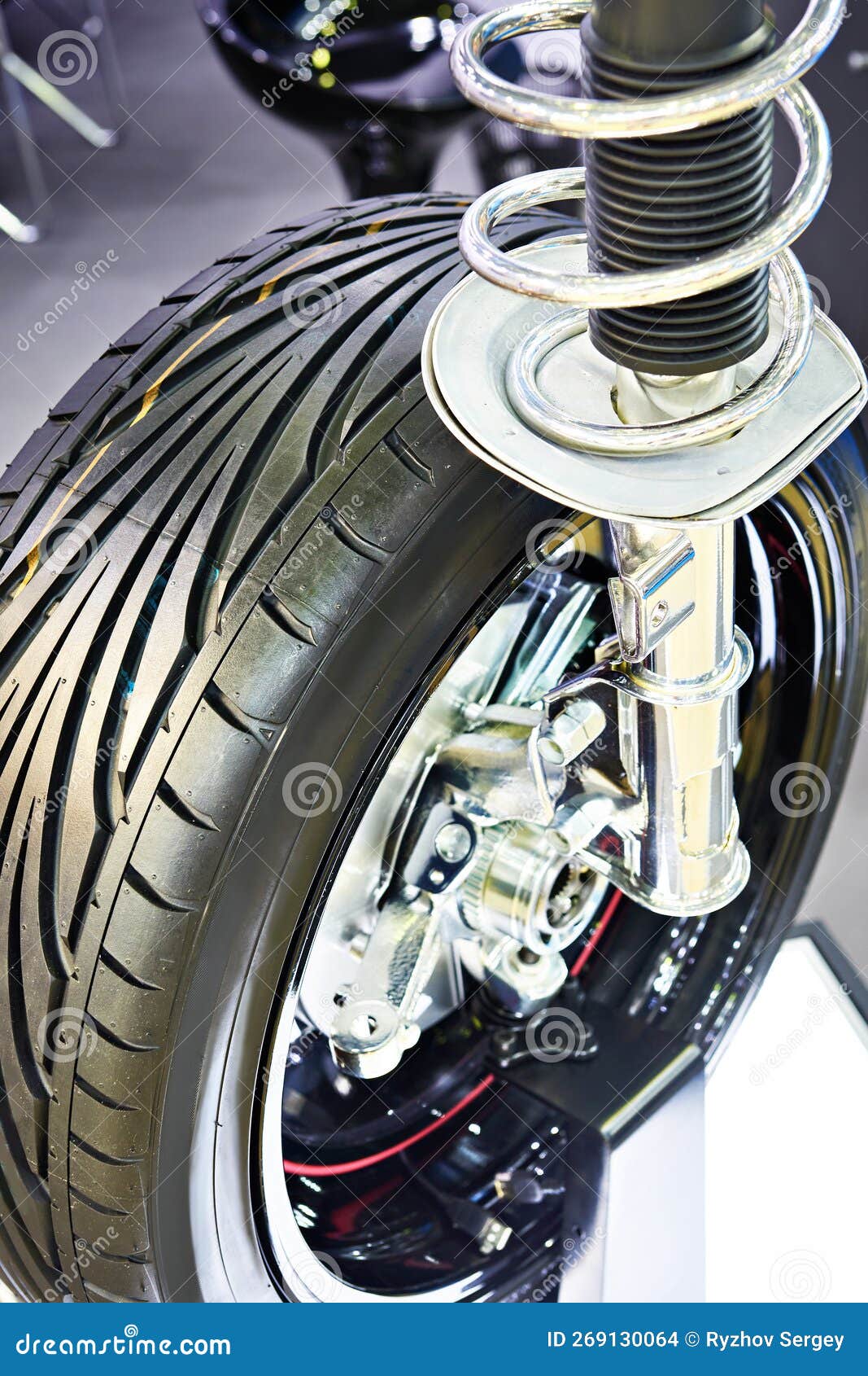 https://thumbs.dreamstime.com/z/bremssattel-und-bremsscheibe-f%C3%BCr-den-sto%C3%9Fd%C3%A4mpfer-bremsseilscheibe-des-autos-269130064.jpg