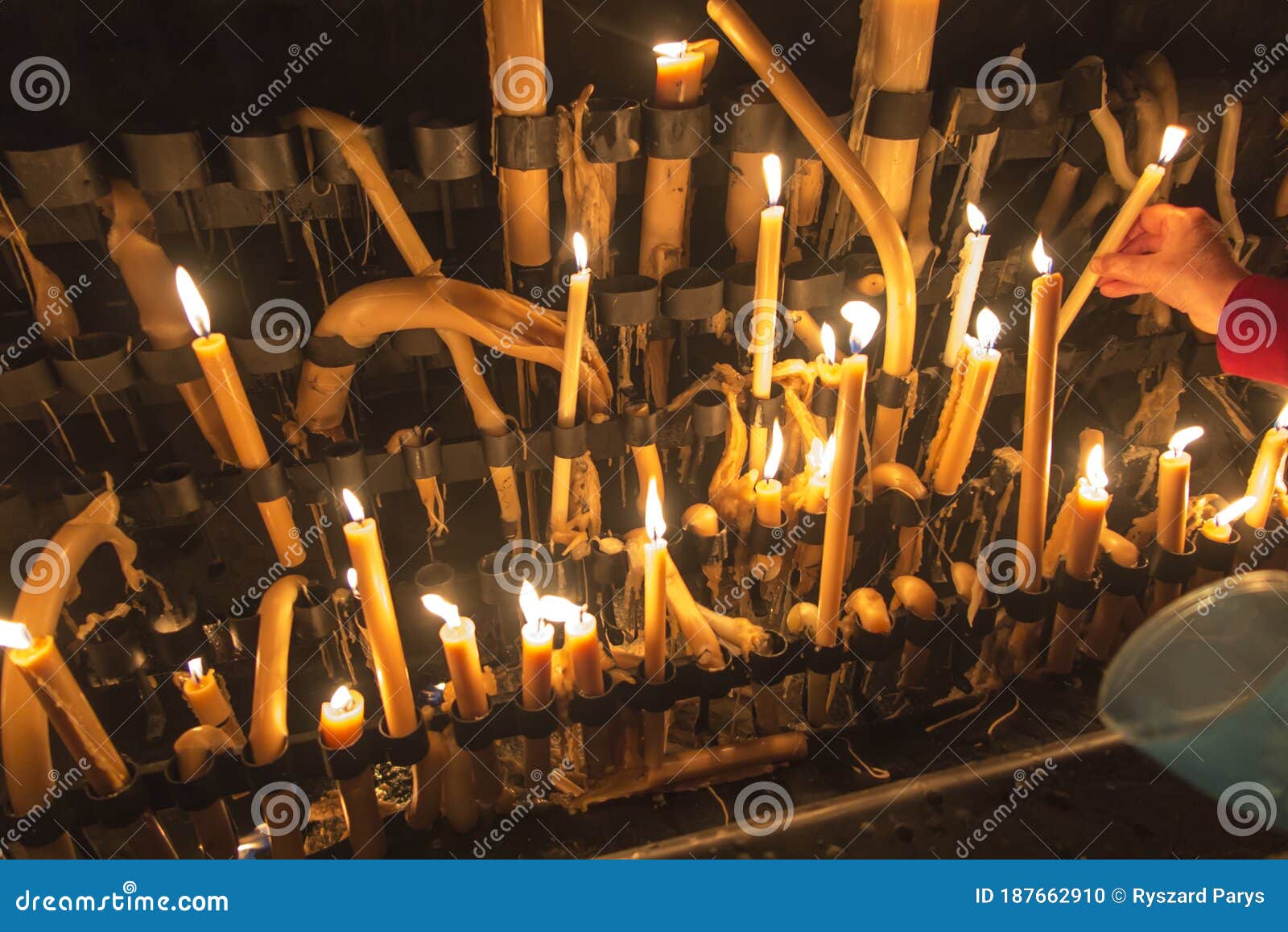 Brennende Kerzen am marianischen Schrein in Fatima