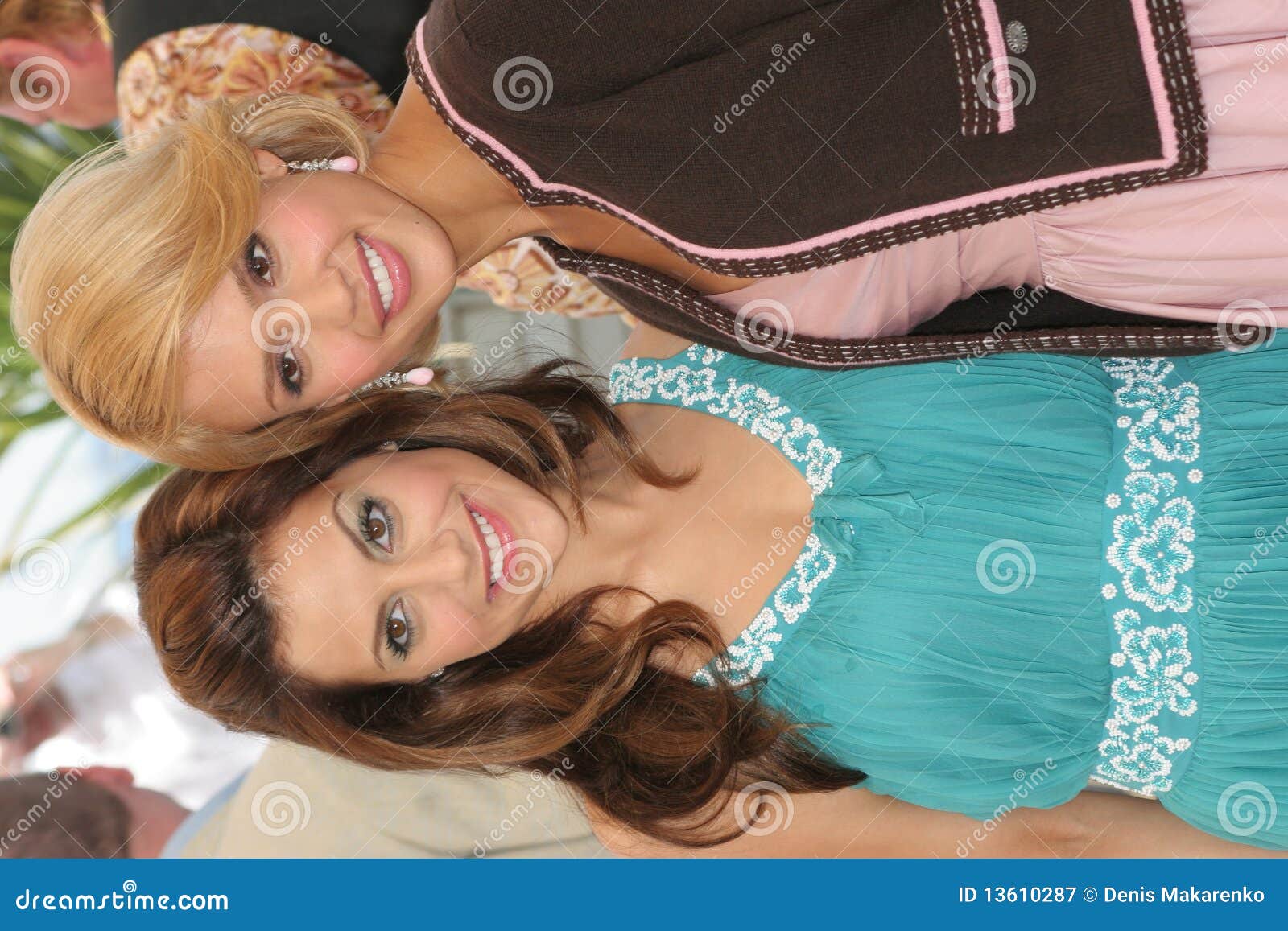 Bretaña Murphy Y Jessica Alba Fotografía editorial - Imagen de gente,  persona: 13610287, image size:1600x1157