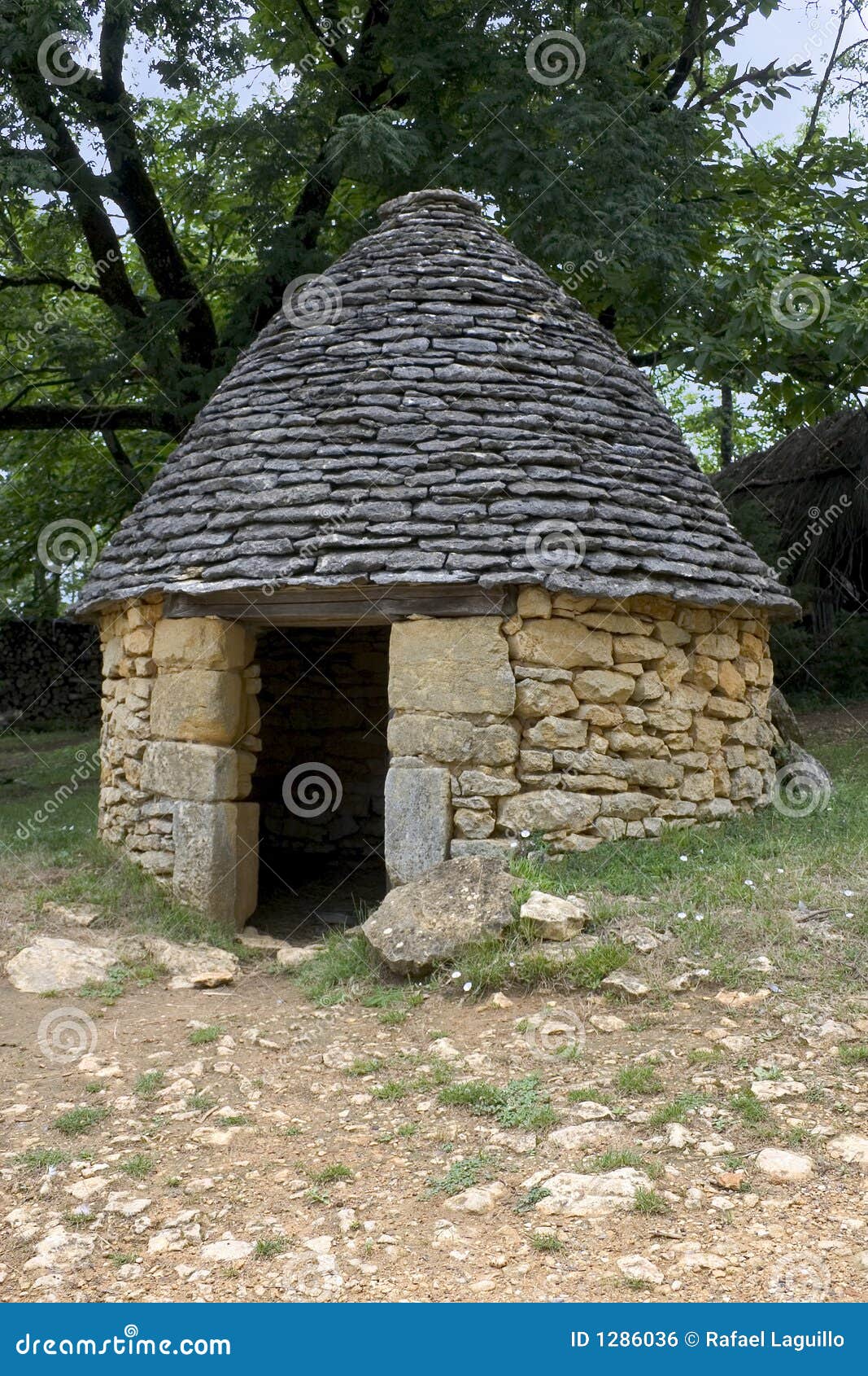 荒郊野外的石头山小屋