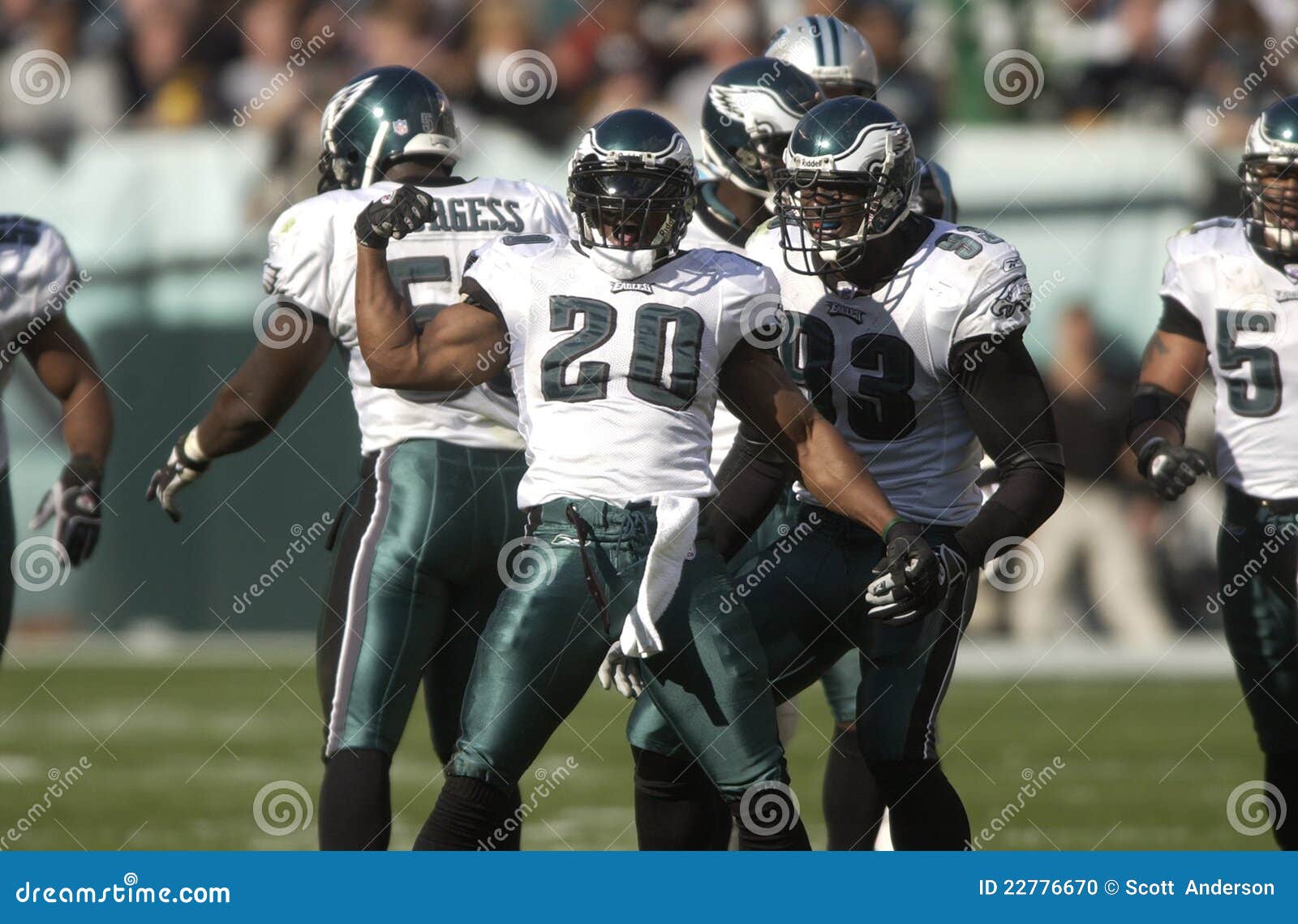 2004: La seguridad Brian Dawkins de Philadelphia Eagles celebra durante juego contra las panteras de Carolina.