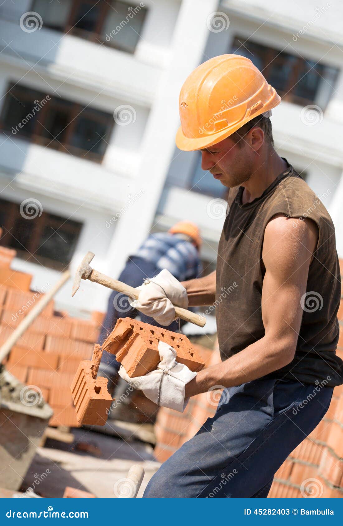 Каменщик the bricklayer 2023 сша. Каменщик. Человек с молотком. Молоток для кирпича. Молоточек каменщика.
