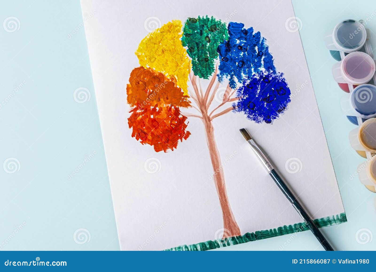 Bricolaje Y Creatividad De Los Niños. Técnicas De Pintura Con Pintura  Gruesa Y Pincel. Niños Arte Dibujo Arcoíris Imagen de archivo - Imagen de  materiales, clase: 215866087