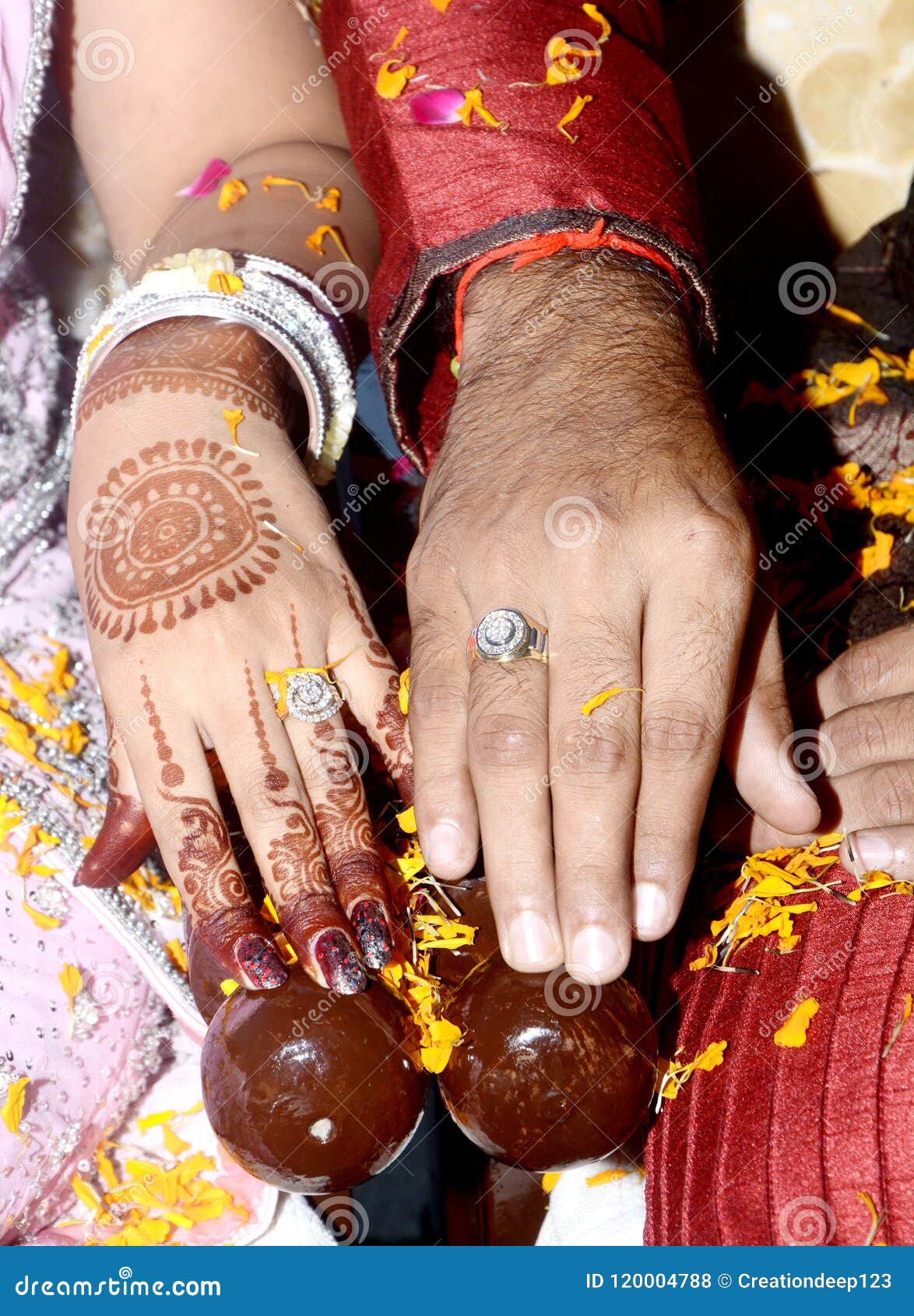 Demonetisation: Bride's father presents cheque as 'shagun' during ring  ceremony - India Today