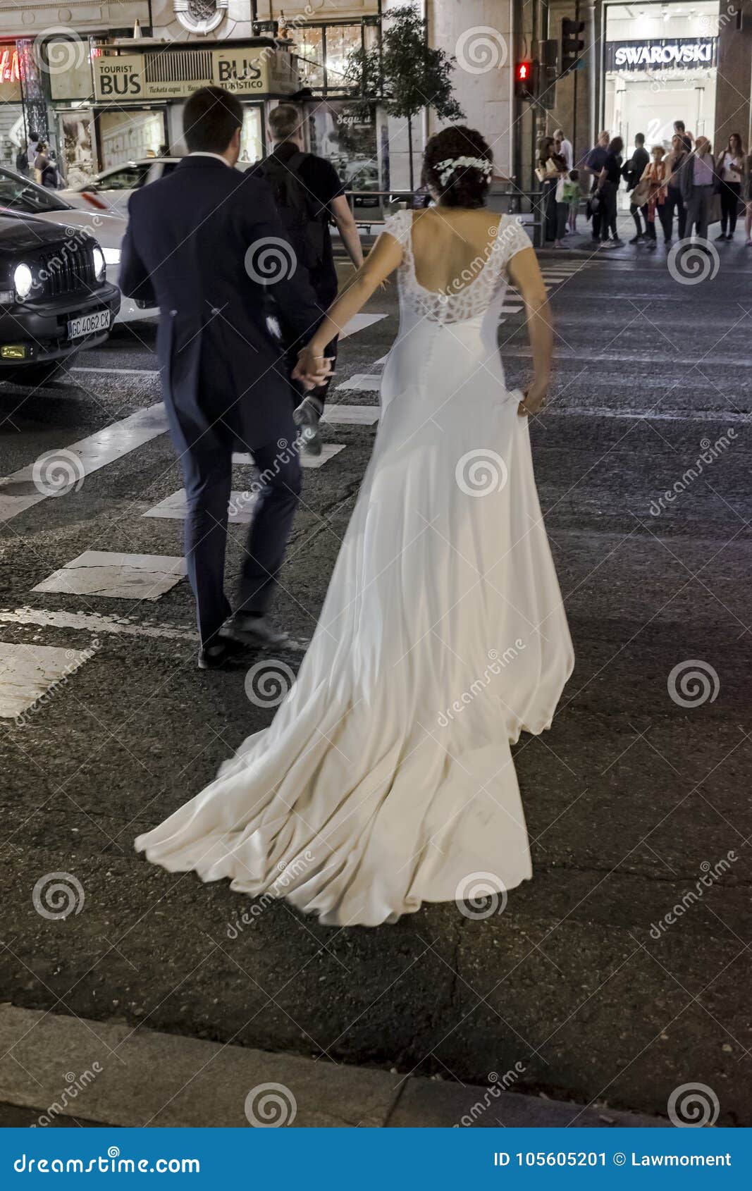repentinamente erosión valor Bride And Groom In Gran Via Madrid Editorial Photo - Image of abroad, background: 105605201 repentinamente erosión valor Bride And Groom In Gran Via Madrid Editorial Photo - Image of abroad, background: 105605201