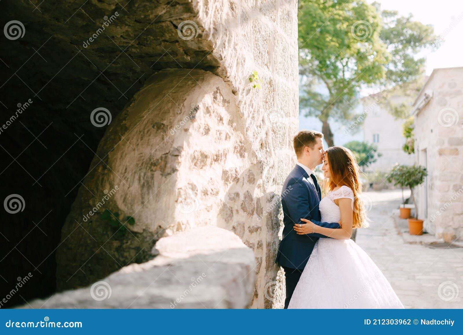https://thumbs.dreamstime.com/z/bride-groom-hug-beautiful-old-street-perast-kisses-forehead-high-quality-photo-212303962.jpg
