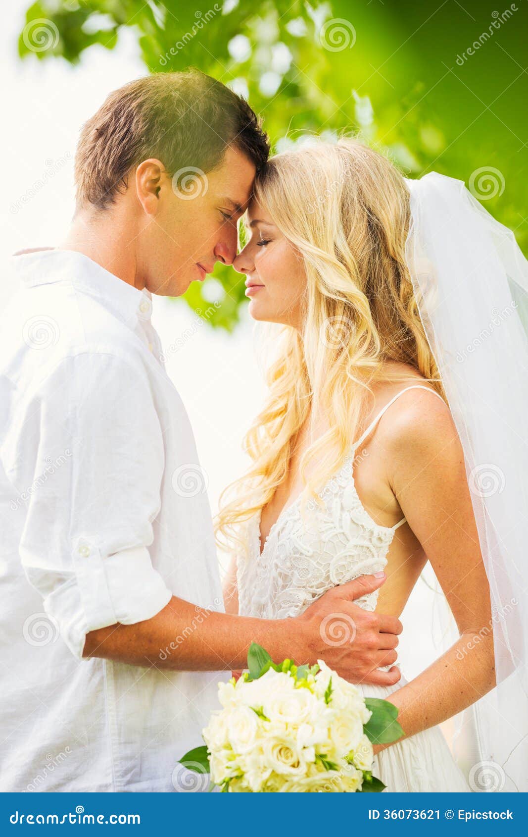 bride and groom romantic poses bride and groom romantic poses