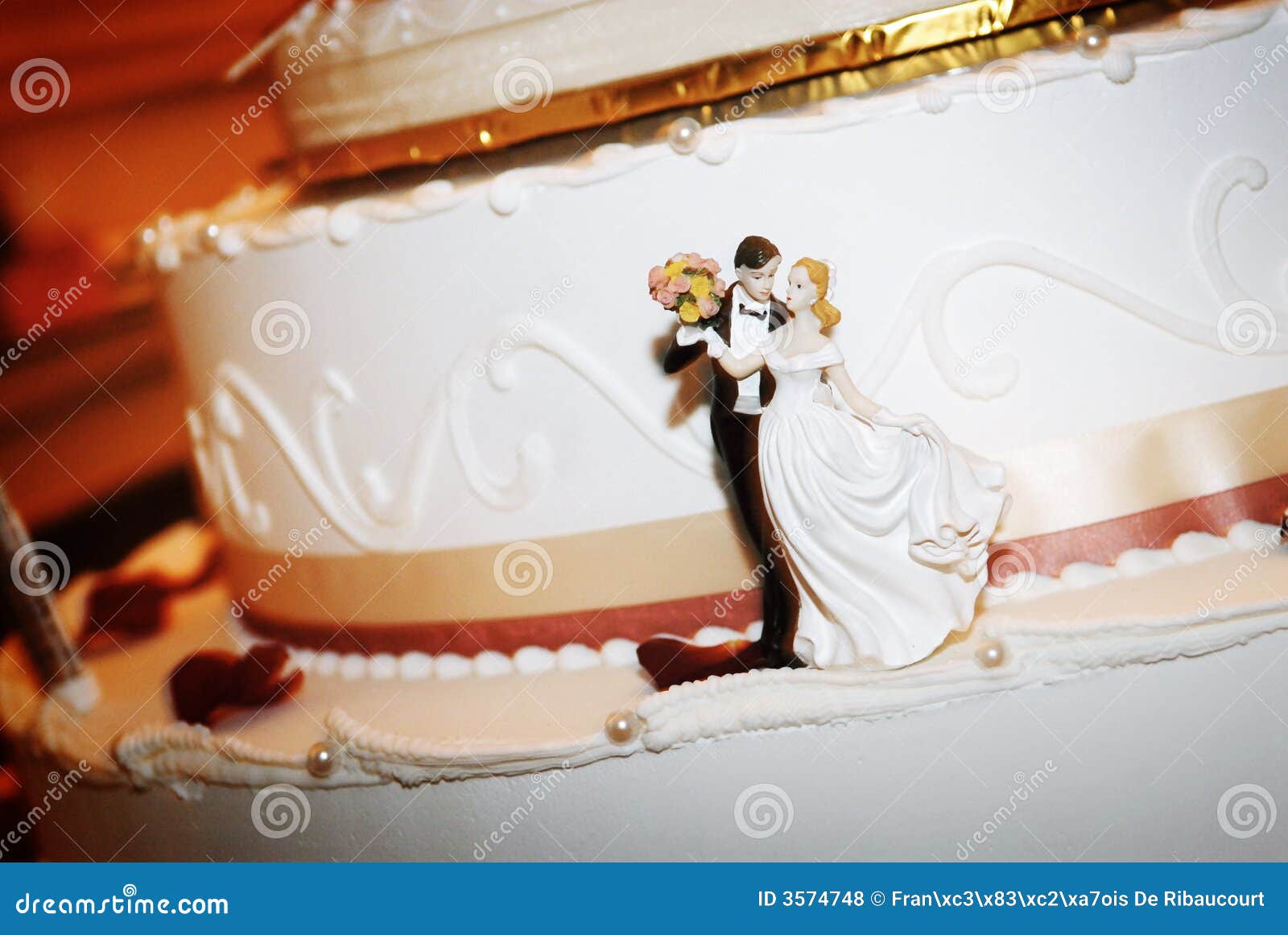 Bride & Groom on Wedding Cake Stock Photo - Image of detail, dessert ...