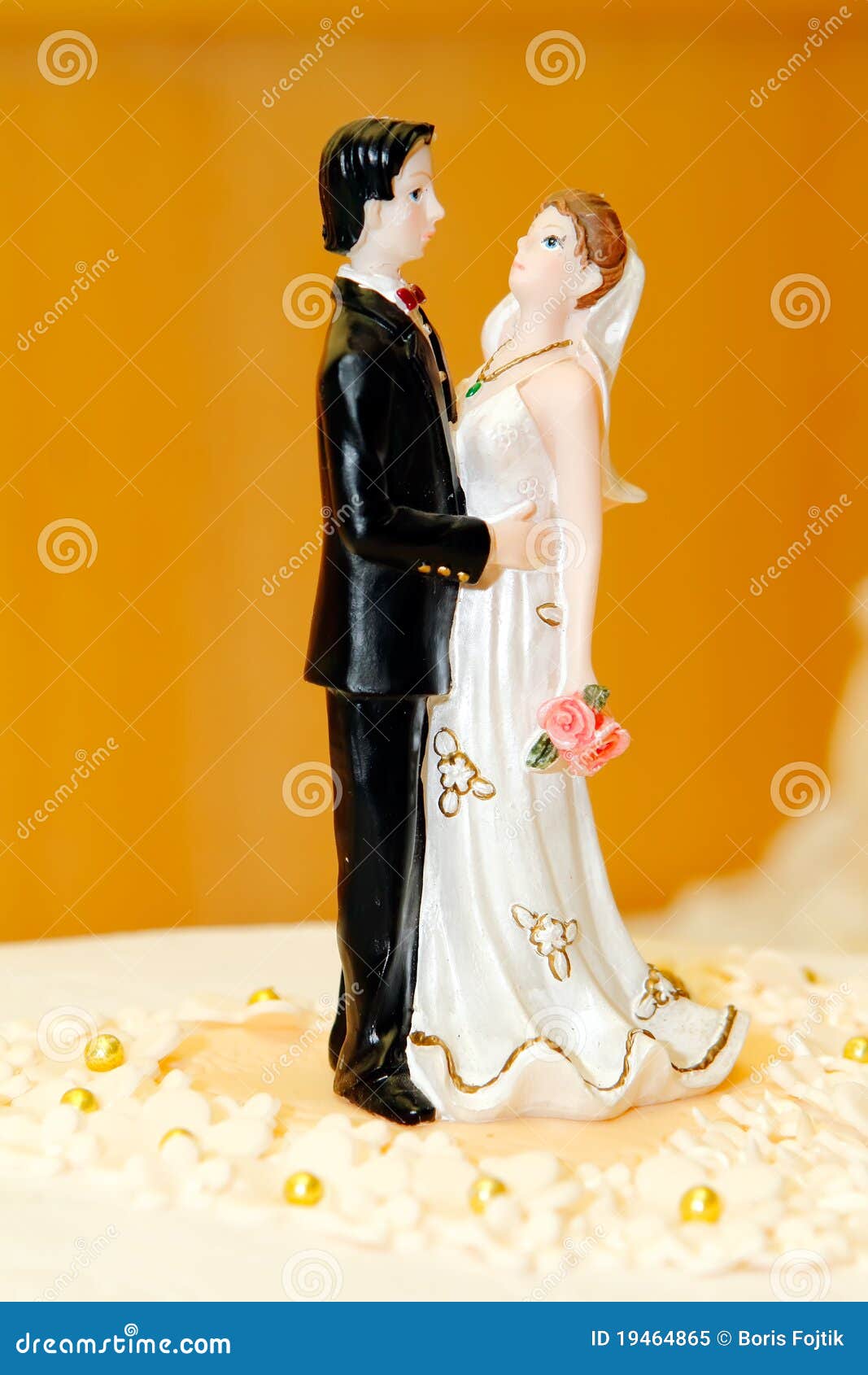 bride and groom wedding cake decoration
