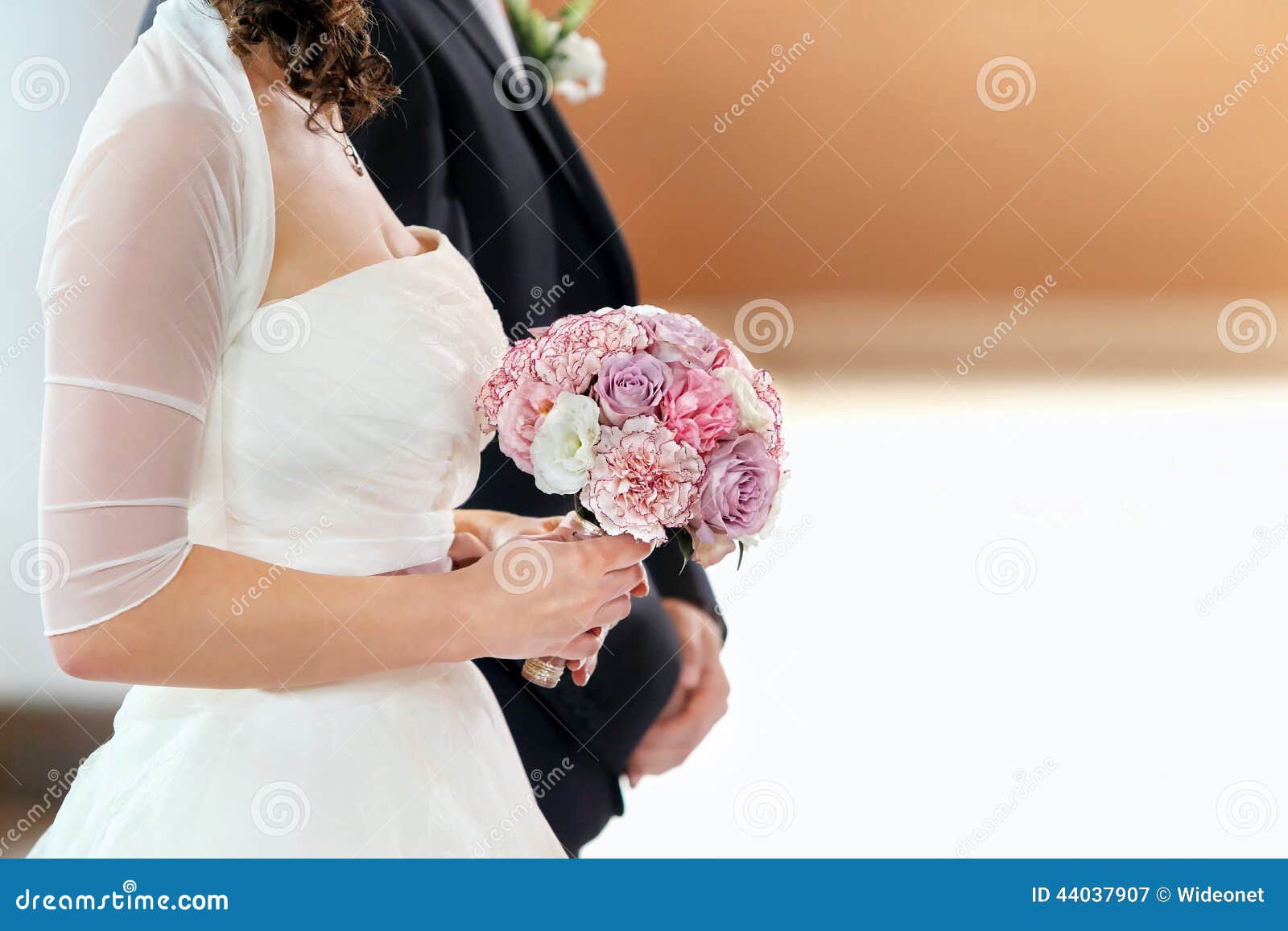 Bride with rose bouquet stock image. Image of hand, reception - 44037907