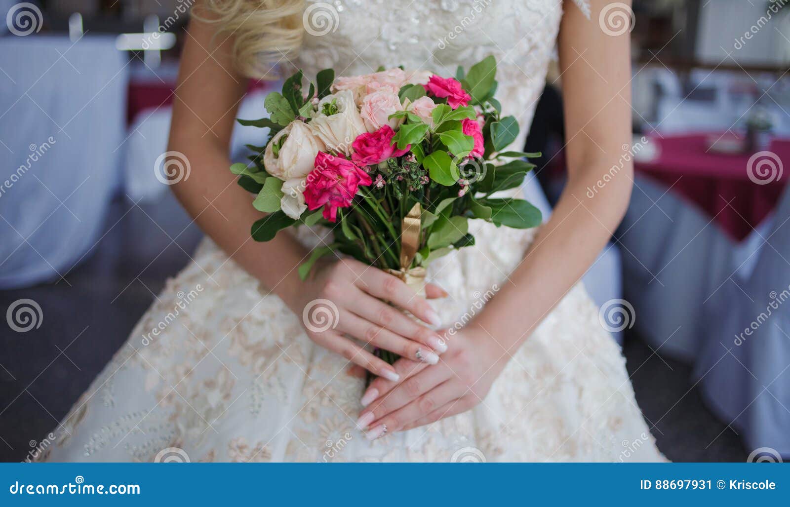 Bride`s Bouquet. Beautiful Girl in a Luxurious Wedding Dress Holding ...