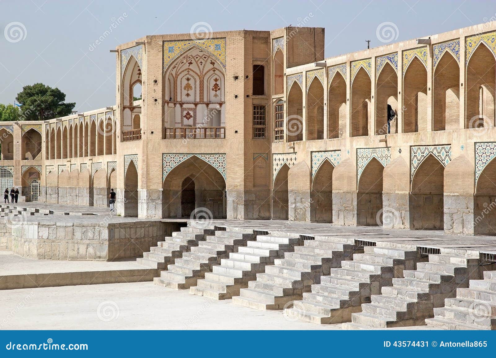 https://thumbs.dreamstime.com/z/bridge-architecture-details-khaju-isfahan-iran-khaju-was-built-persian-safavid-king-shah-abbas-ii-around-43574431.jpg