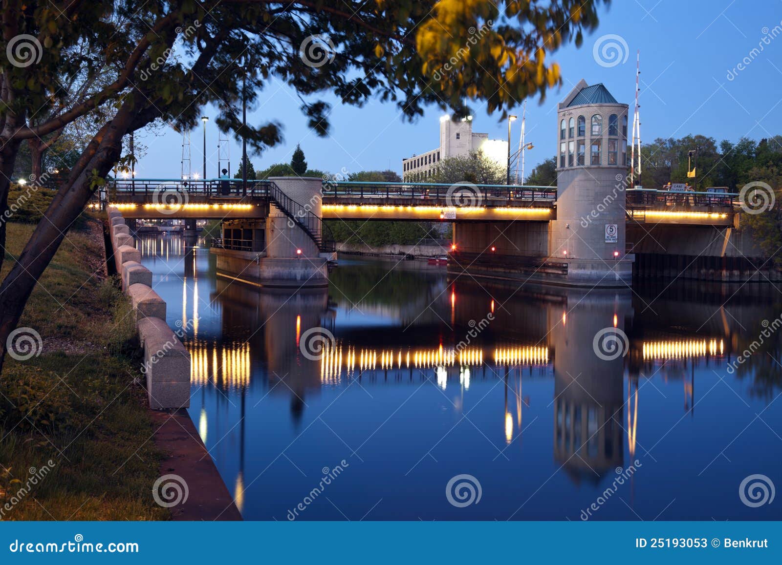 Bridge on Milwaukee River stock image. Image of water 25193053