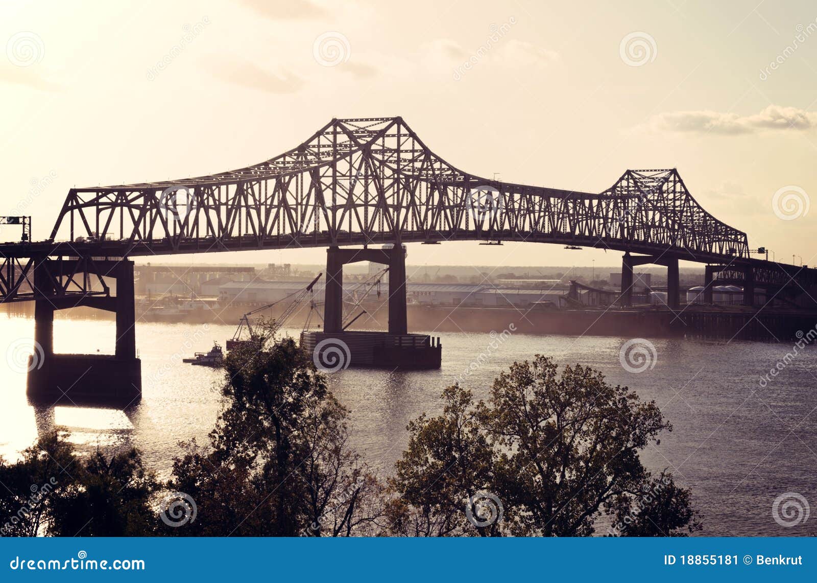 bridge on mississippi river in baton rouge