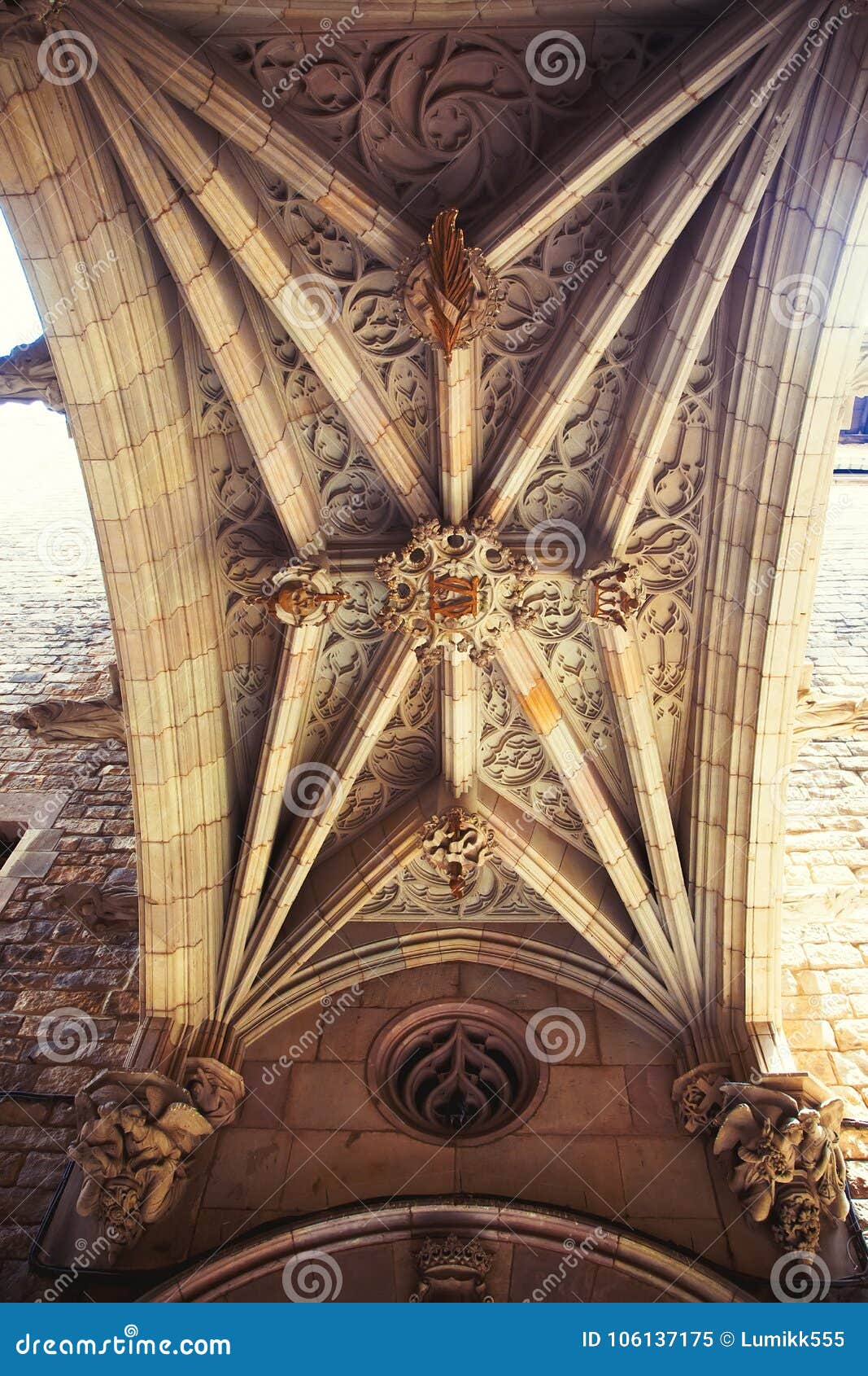 bridge over carrer del bisbe