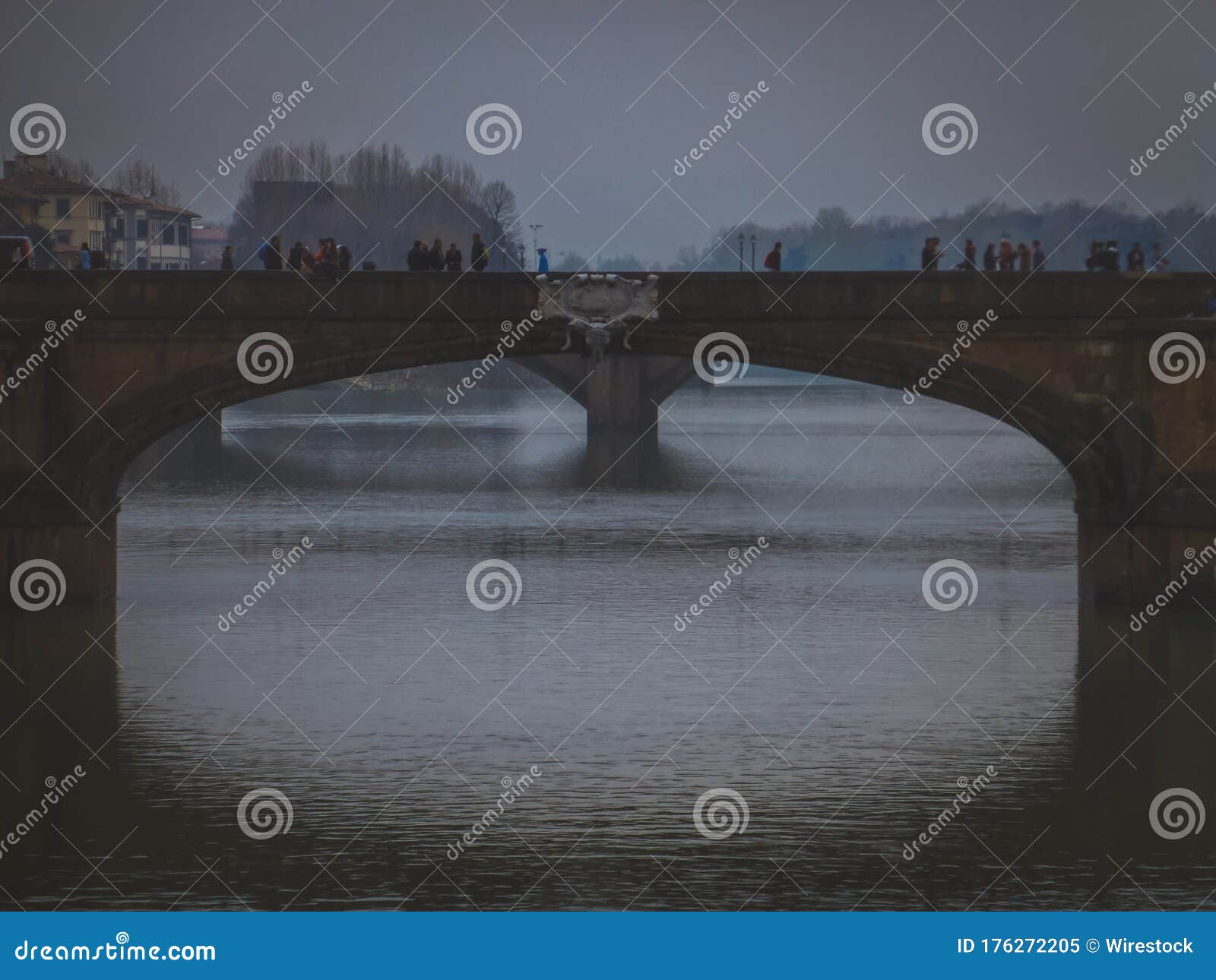 bridge over the water with people walking in florencia, italy