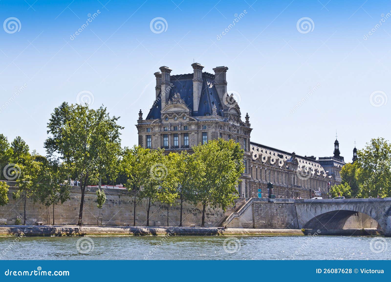 Bridge Pont du Carrousel und berühmter Museum Luftschlitz. Ansicht des Brücke âPont du Carrouselâ (1939) und des berühmten Museum Luftschlitzes vom Seine-Fluss. Paris, Frankreich, Europa