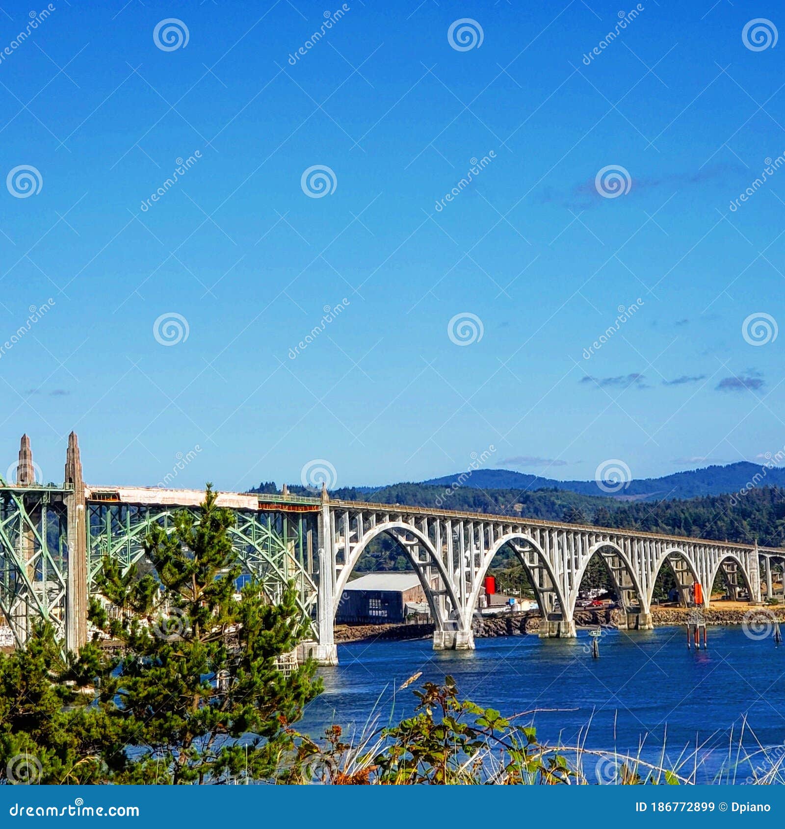 Bridges of Oregon stock image. Image of tourism, reflection 186772899