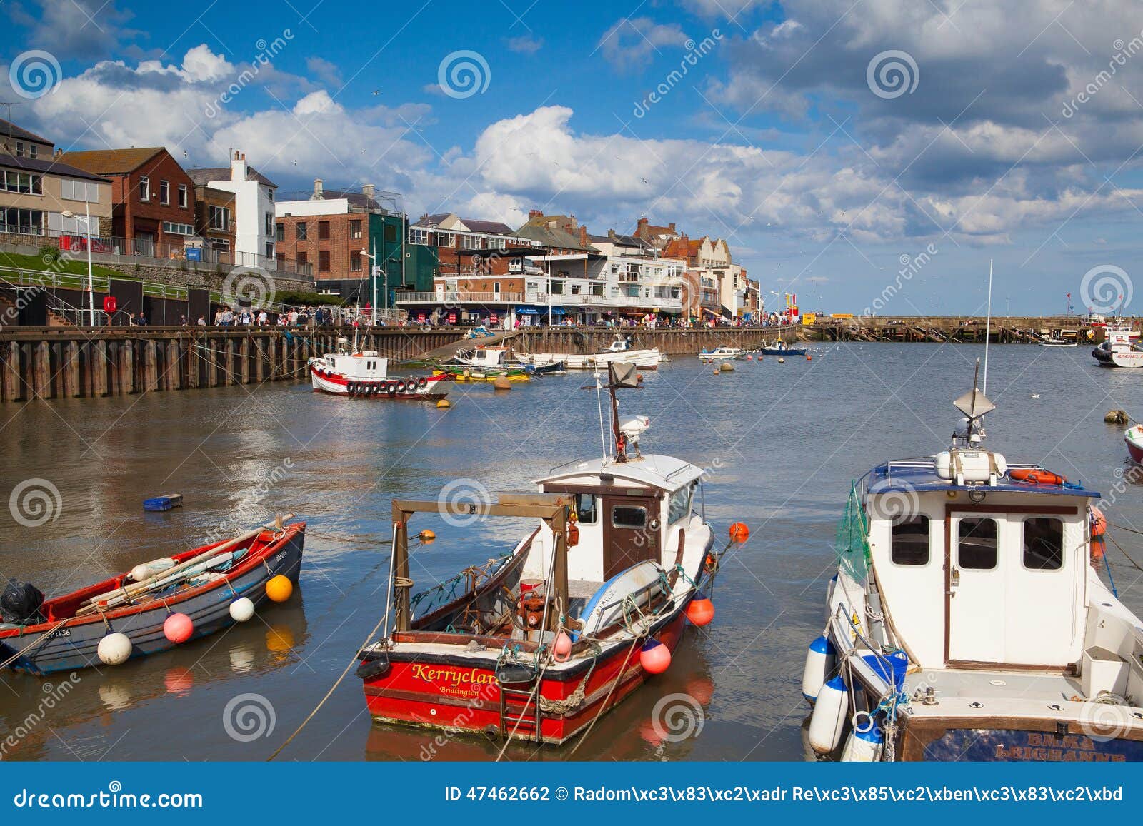 Bridlington hamn i England redaktionell arkivbild. Bild av fisknät