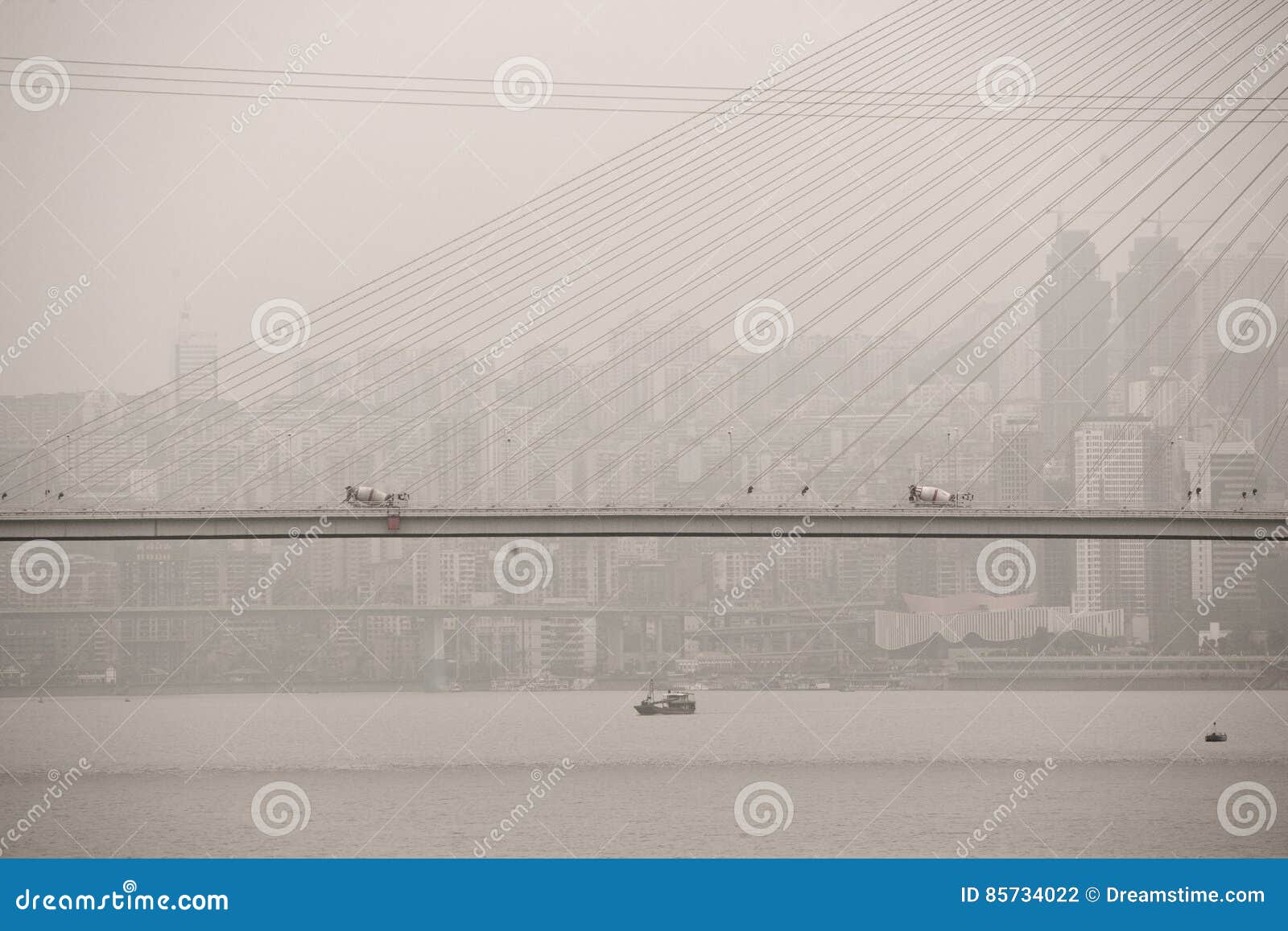 Bridżowa budowa na jangcy wśród ciężkiego zanieczyszczenia w Chiny. Skutki przemysł ciężki w Chiny mogą widzieć w wodzie i powietrzu Fotografia wziąć od jangcy turysty statku wycieczkowego Miejsce wielka hydroelektryczna tama rzeka jest sławny dookoła świata Mgiełka jest należna zanieczyszczenie