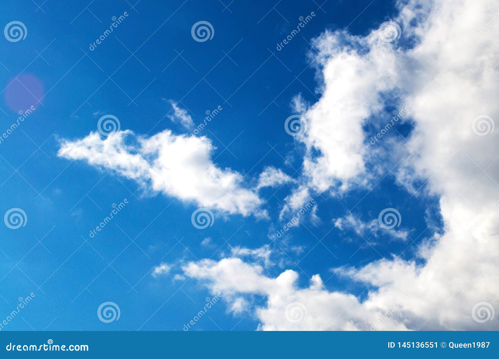 Biến động khí hậu có ảnh hưởng đến chúng ta hàng ngày. Thật tuyệt khi bạn có thể tạo cho mình một không gian trong xanh với những đám mây trắng rực rỡ. Nhấn vào đây để xem ngay bức ảnh về biến đổi khí hậu với bầu trời xanh và những đám mây trắng tuyệt đẹp.