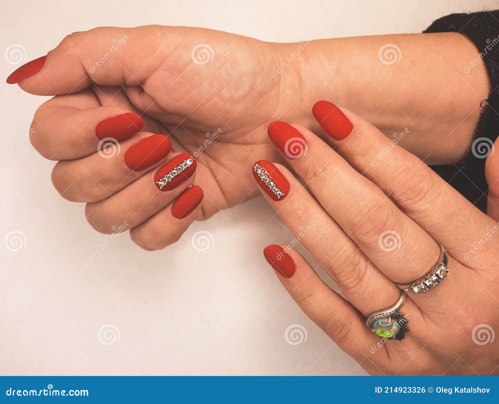 red nails with silver design