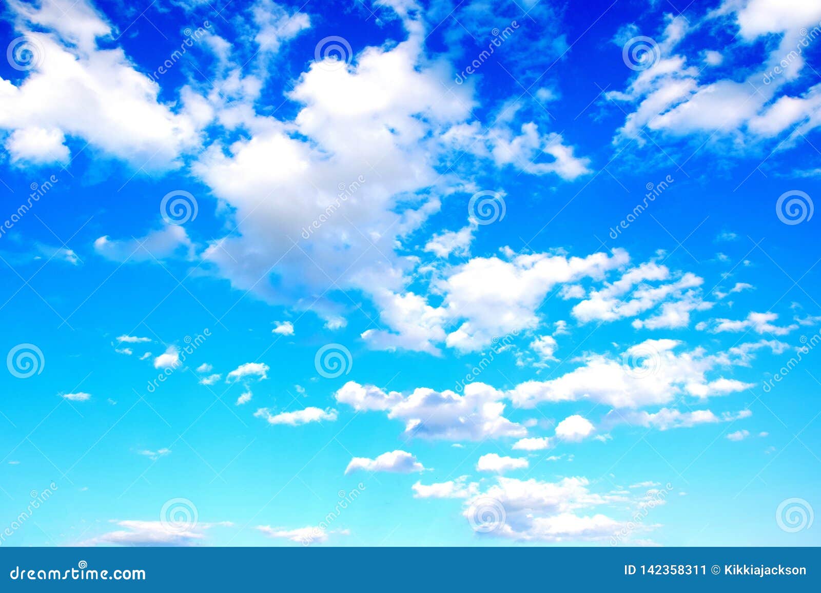 Hãy xem hình ảnh với nền trời xanh làm nền để cảm nhận sự rộng lớn và tĩnh lặng trong không gian mênh mông.