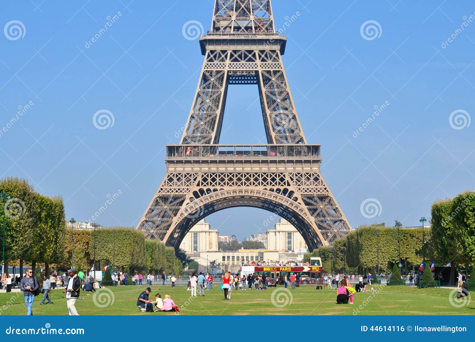 Bright sunny day in Paris editorial photo. Image of landmark - 44614116