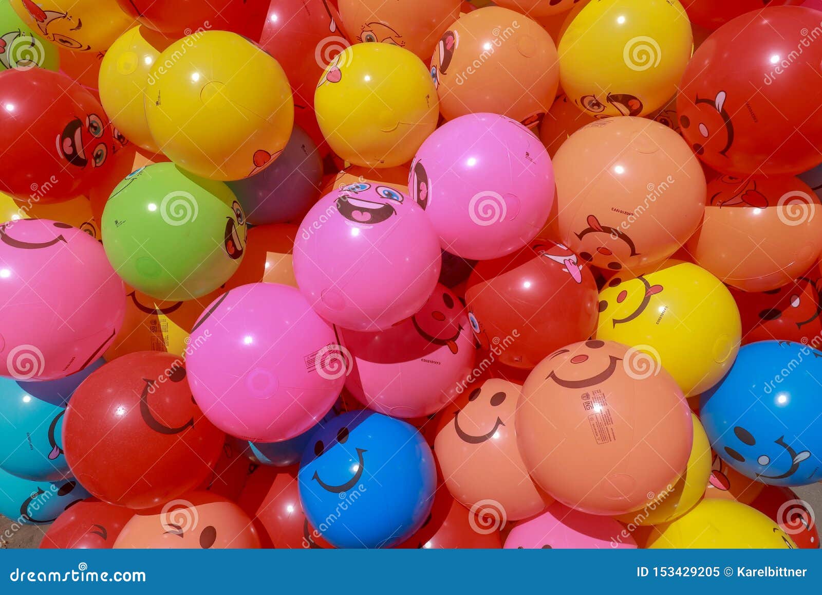 A Brillamment Coloré Des Ballons Remplis De L'hélium Pour La Joie Des  Enfants Ballons Gonflables De Ballon D'anniversaire Pr?pare Image stock -  Image du ballon, lumineux: 153429205