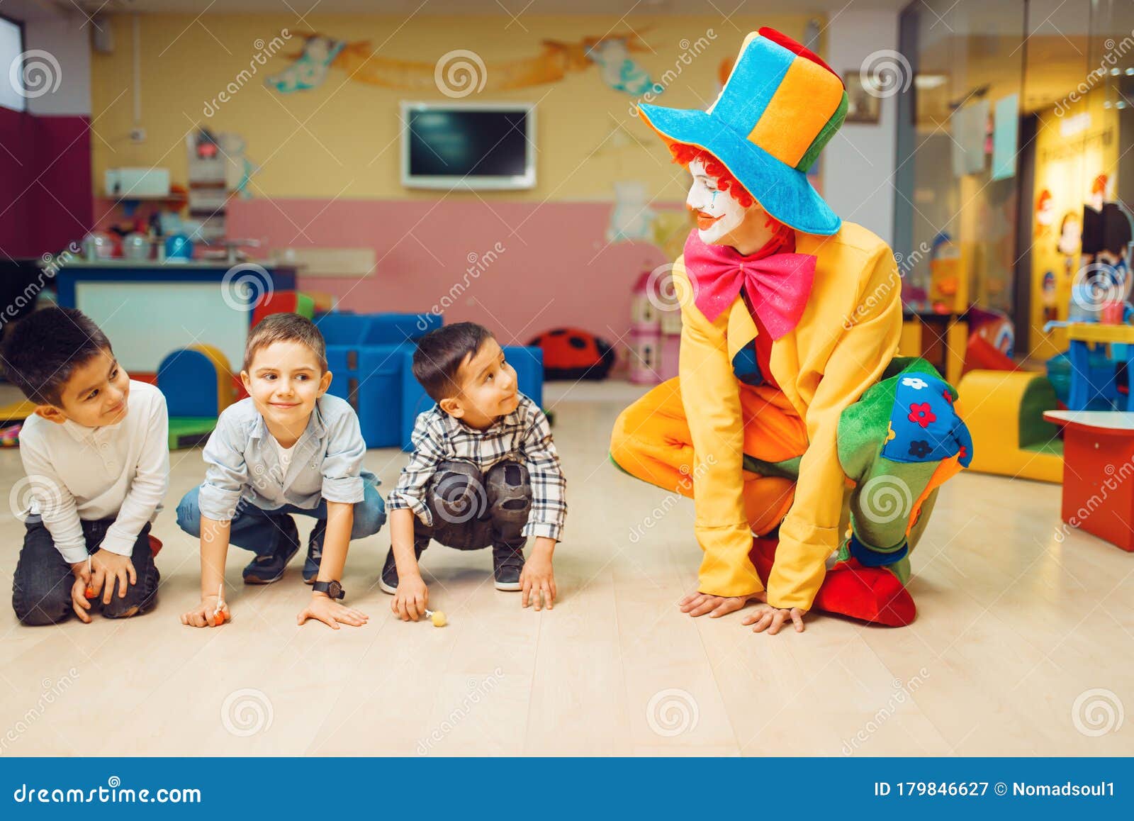 Brincadeira De Animador De Palhaços Com O Grupo De Meninos Imagem de Stock  - Imagem de feliz, interior: 179846627