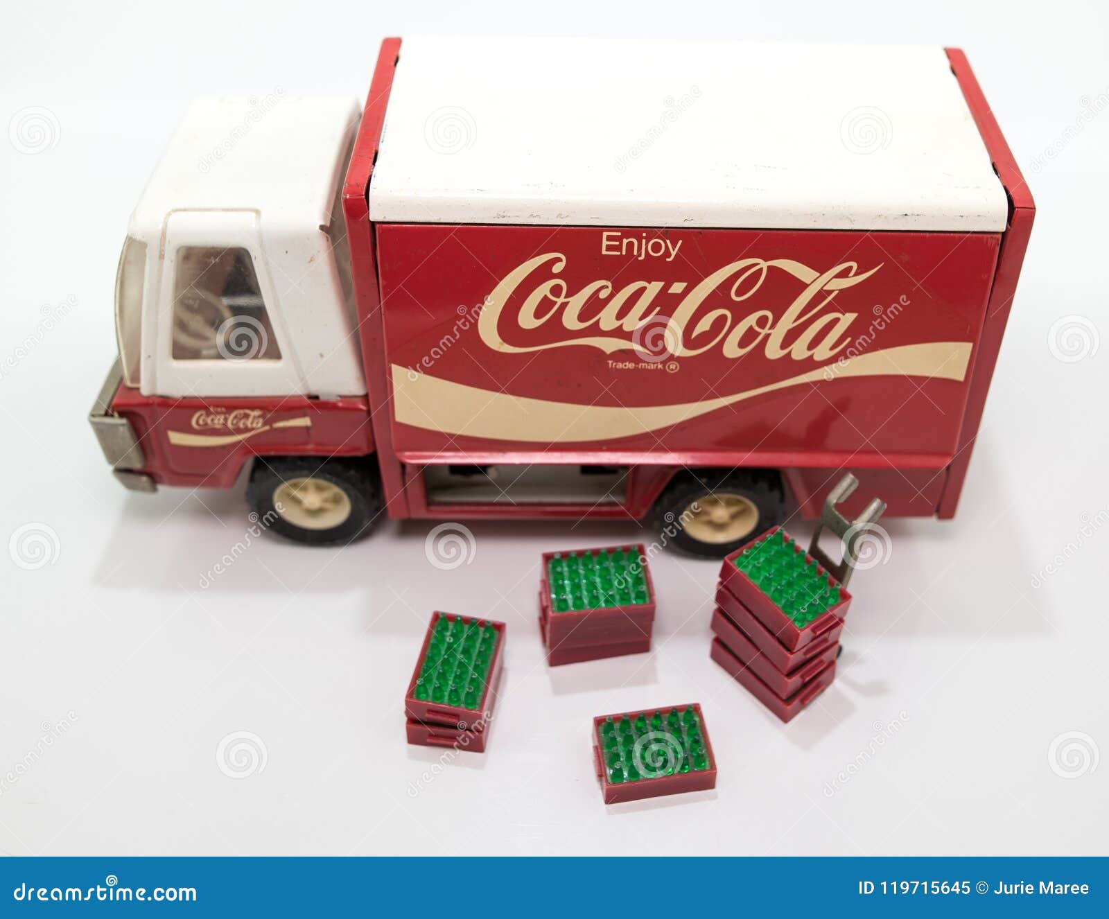 Brinquedo Da Coca-cola Do Vintage, Isolado No Branco Imagem Editorial -  Imagem de metal, velho: 119715645