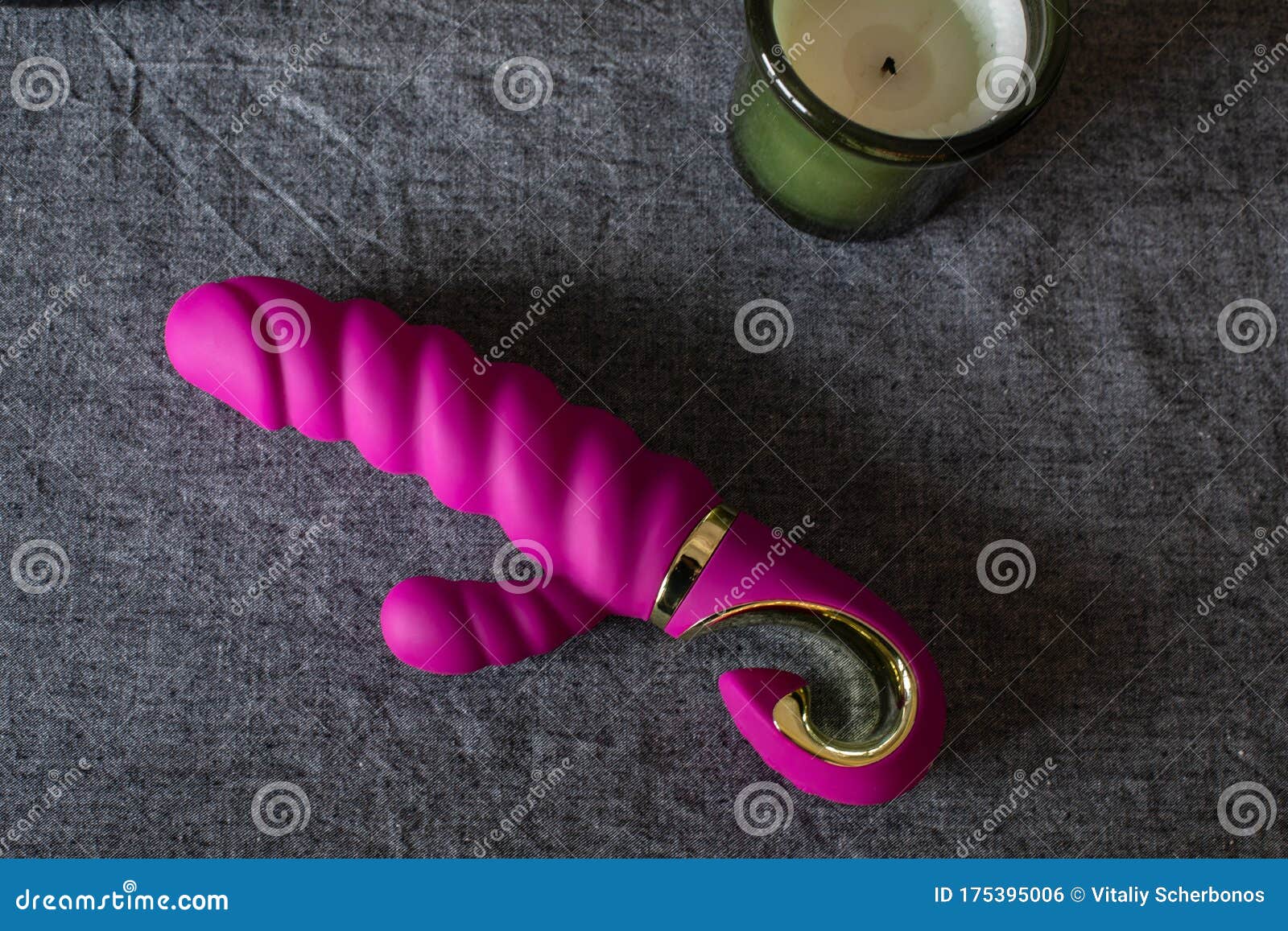 Brinquedo Sexual Para Homens Vagina Artificial Para Masturbação Um Brinquedo Sexual Preto Para Batas Moscas Em Cima De Uma Mesa D Foto de Stock foto