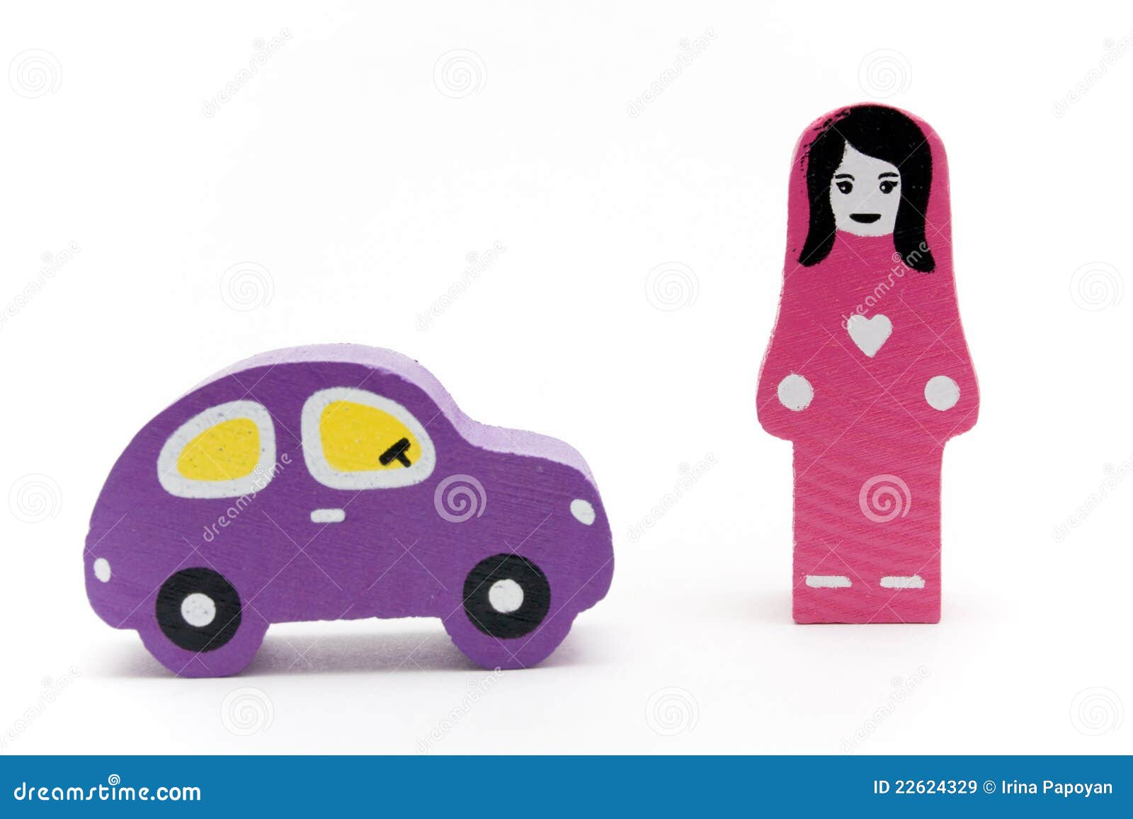 Brinquedos de madeira. Menina e carro no fundo branco