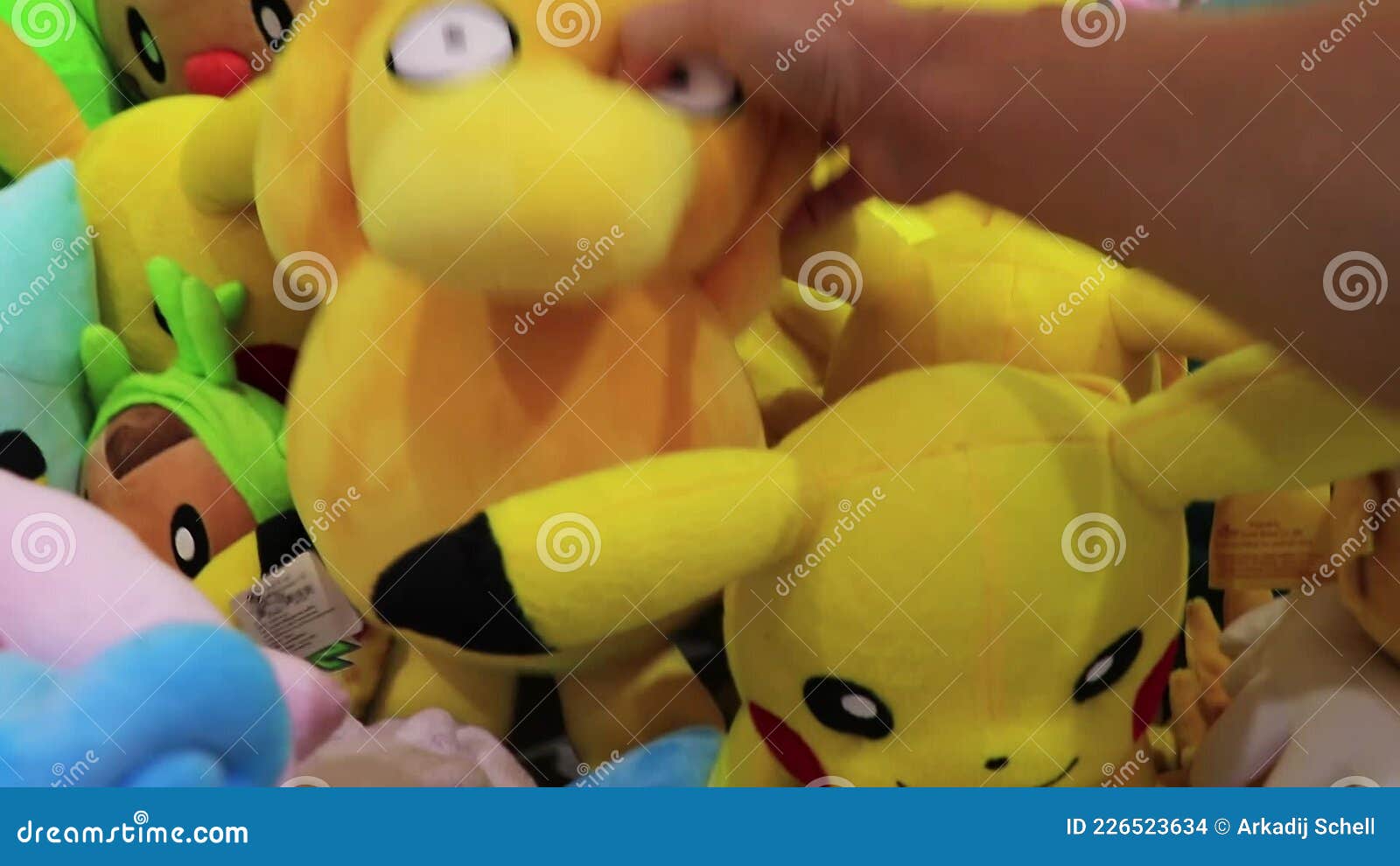 brinquedos de pelúcia pokémon rosa coloridos no aeroporto de Banguecoque,  Tailândia, 2018 2904048 Foto de stock no Vecteezy