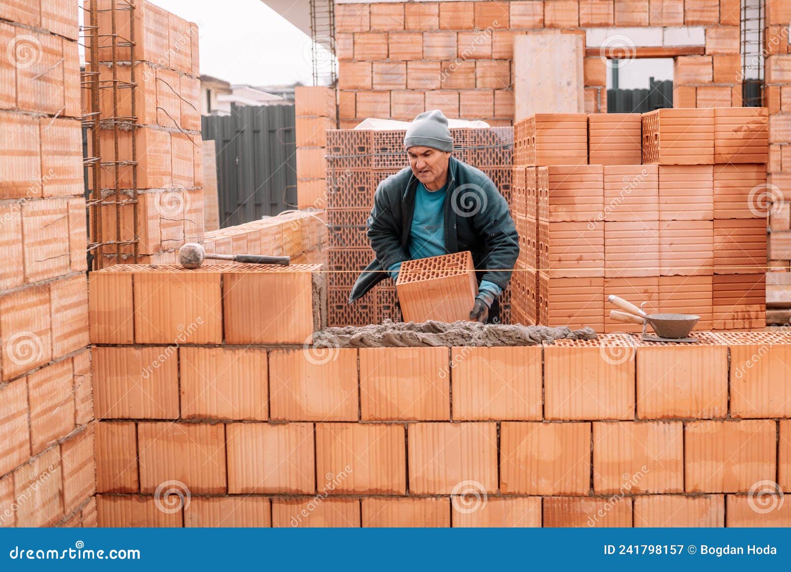 Brique Industrielle Mâle Installation De Briques Sur Le Chantier De  Construction Image stock - Image du construction, masculin: 241798157