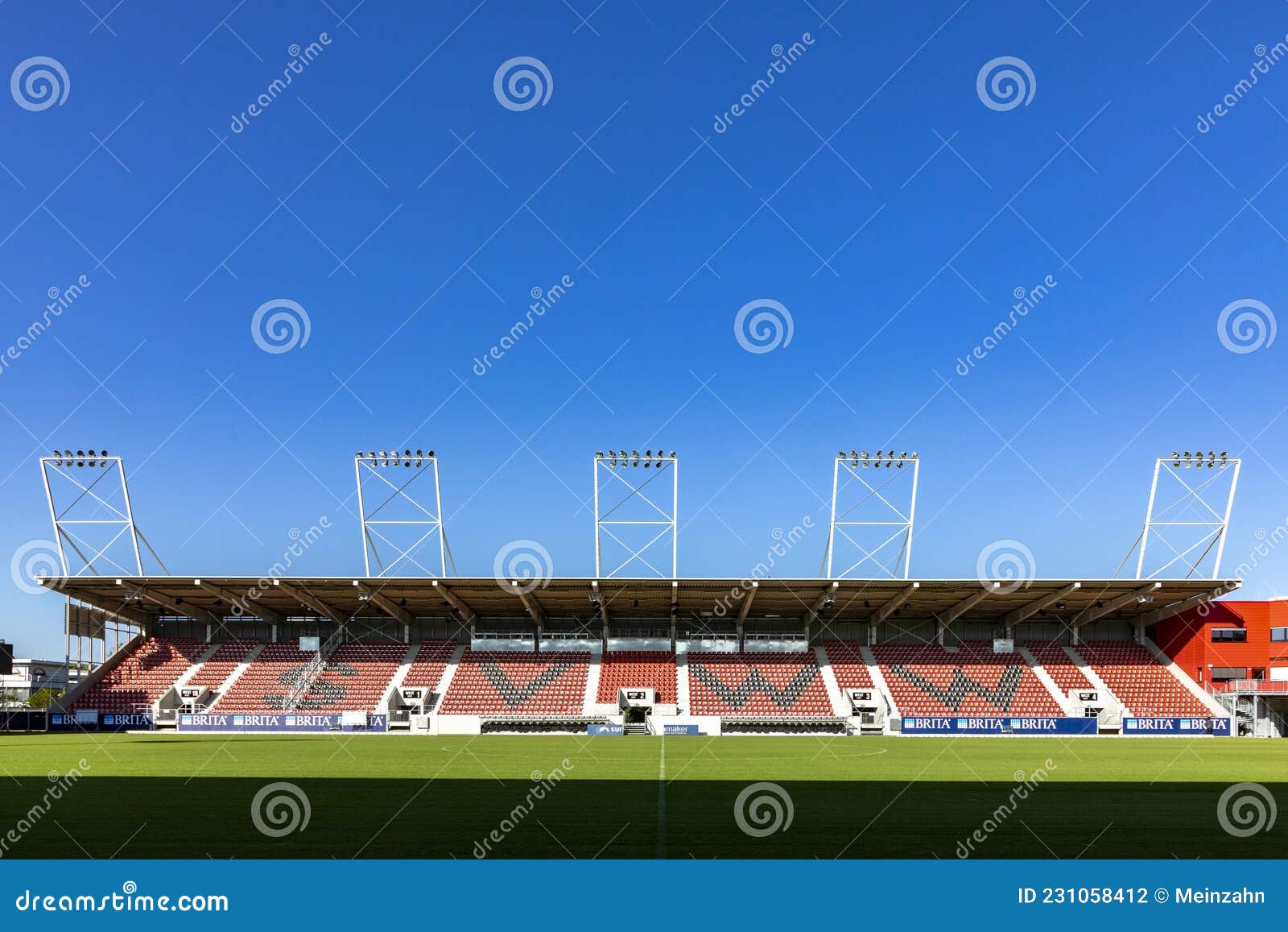 A Brita Arena é O Estado De Casa Do Time De Futebol Sv Quando Wiesbaden Joga  Na Liga Profissional Na Alemanha Fotografia Editorial - Imagem de esporte,  grama: 231058412