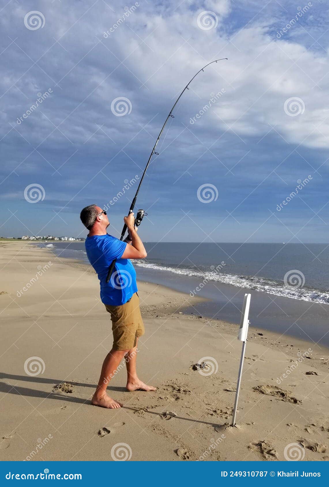 https://thumbs.dreamstime.com/z/broadkill-beach-delaware-u-s-may-man-reeling-big-fish-using-long-surf-fishing-rod-broadkill-beach-delaware-u-s-may-man-249310787.jpg