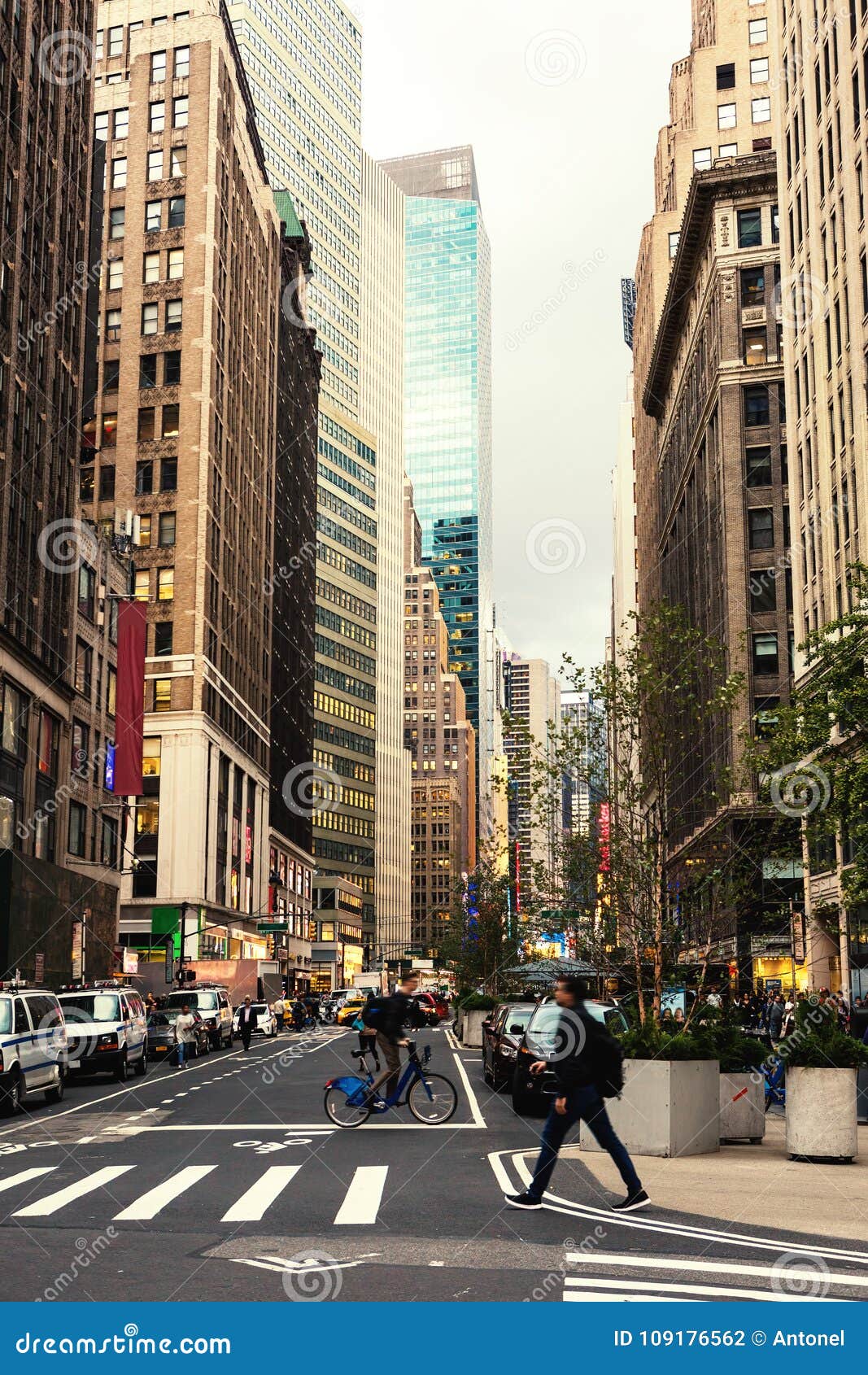 Broadway Ulica W Manhattan ` S środku Miasta Wczesnym Wieczór, Miasto Nowy  Jork, Stany Zjednoczone Obraz Tonujący Fotografia Editorial - Obraz  złożonej z midtown, amerykanin: 109176562