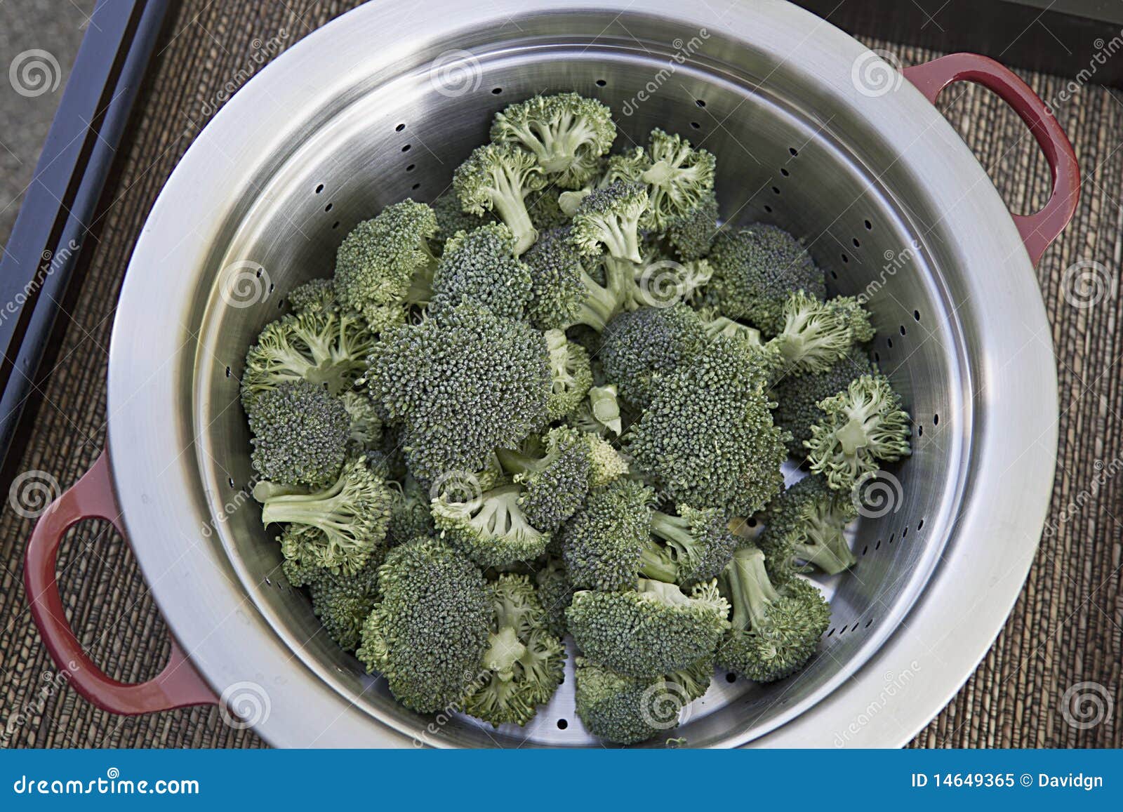 Broccoli in Steamer Tray 2 stock image. Image of tray 14649365