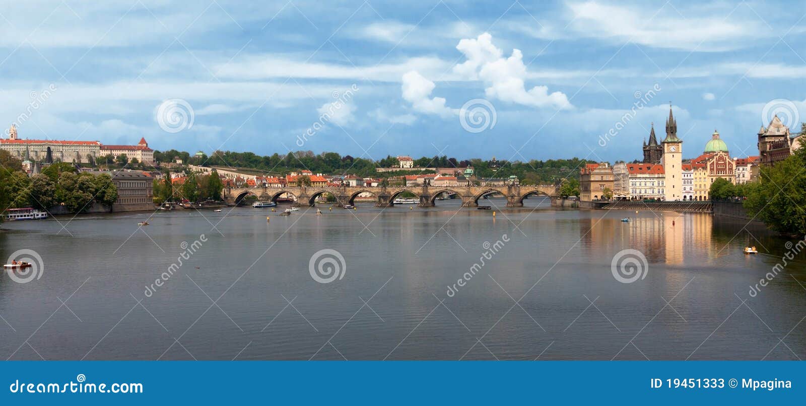 Brocharles panorama- sikter. Bridge sikter för charles tjeckiska panorama- prague republikflodstränder