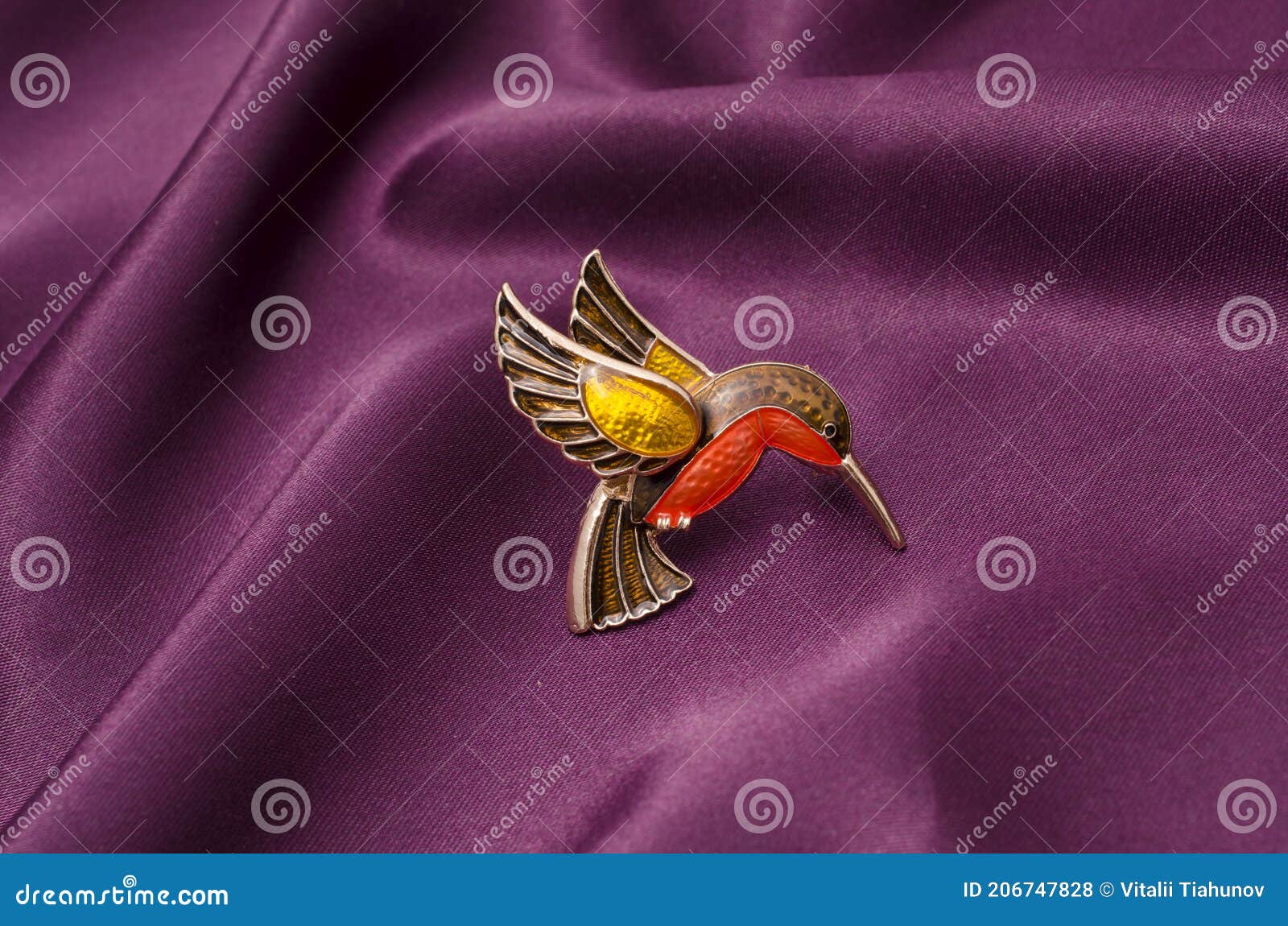 Broche Com Beija-flor Em Tecido De Seda Foto de Stock - Imagem de  ornamento, completamente: 206747828