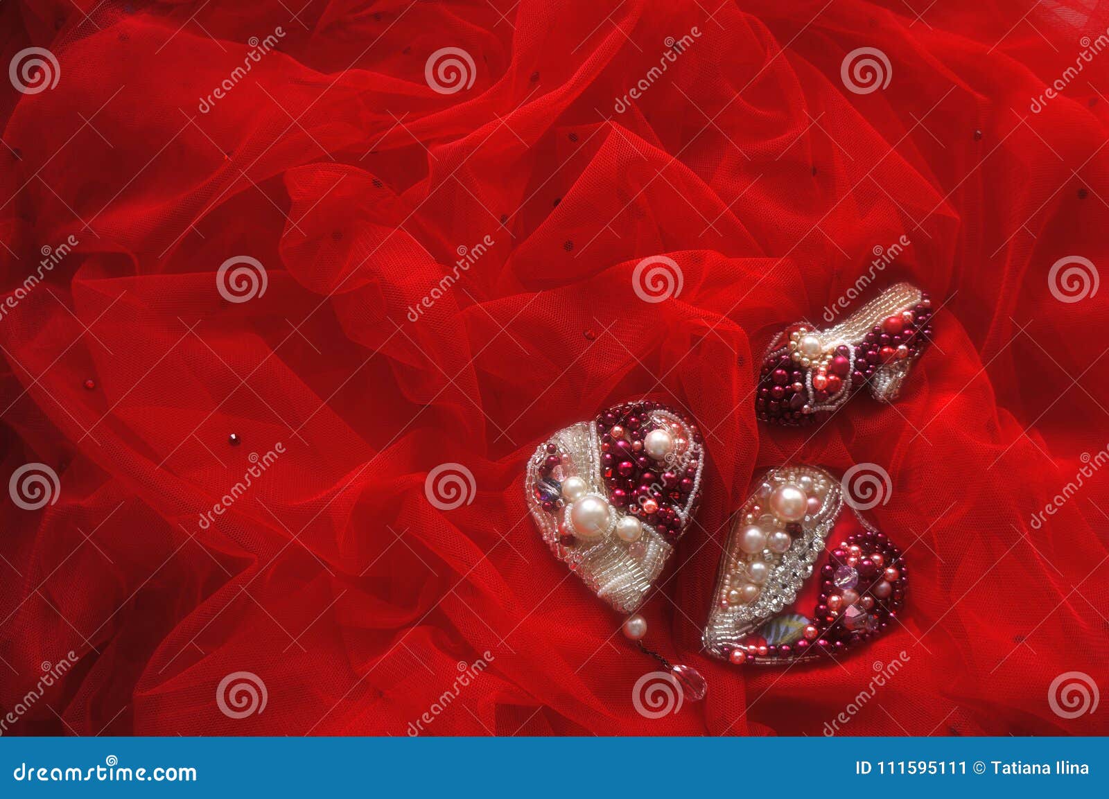 Broche De Lujo Roja Del Corazón, Zapatos De Cenicienta, Casandose El Fondo  Con Joyería Nupcial Hecha a Mano Imagen de archivo - Imagen de tela,  invitaciones: 111595111