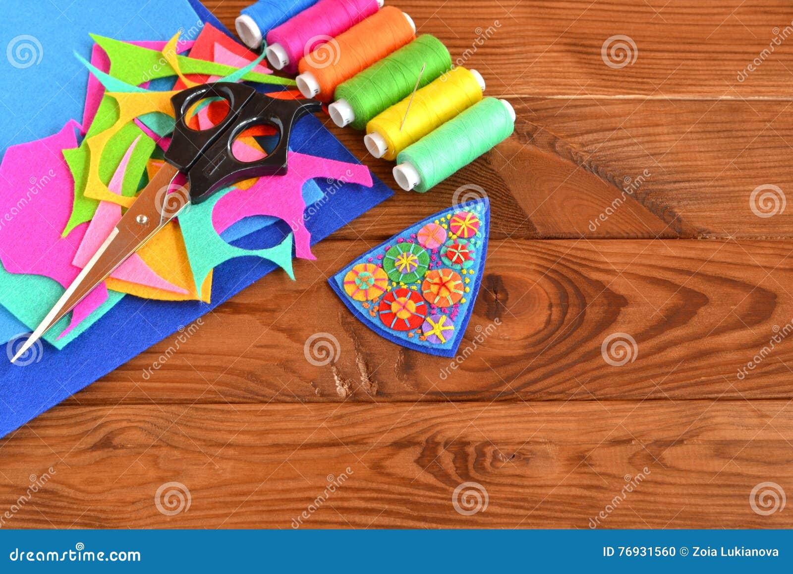 Broche Faite Main De Chute De Feutre, Métier économe Ciseaux, Morceaux De  Feutre Fond En Bois Avec L'espace De Copie Pour Le Text Photo stock - Image  du copie, bijou: 76931560