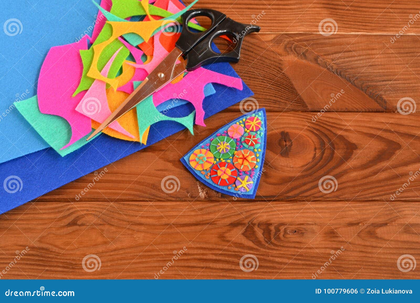 Broche Faite Main De Chute De Feutre, Métier économe Ciseaux, Morceaux De  Feutre Fond En Bois Avec L'espace De Copie Pour Le Text Photo stock - Image  du copie, bijou: 76931560