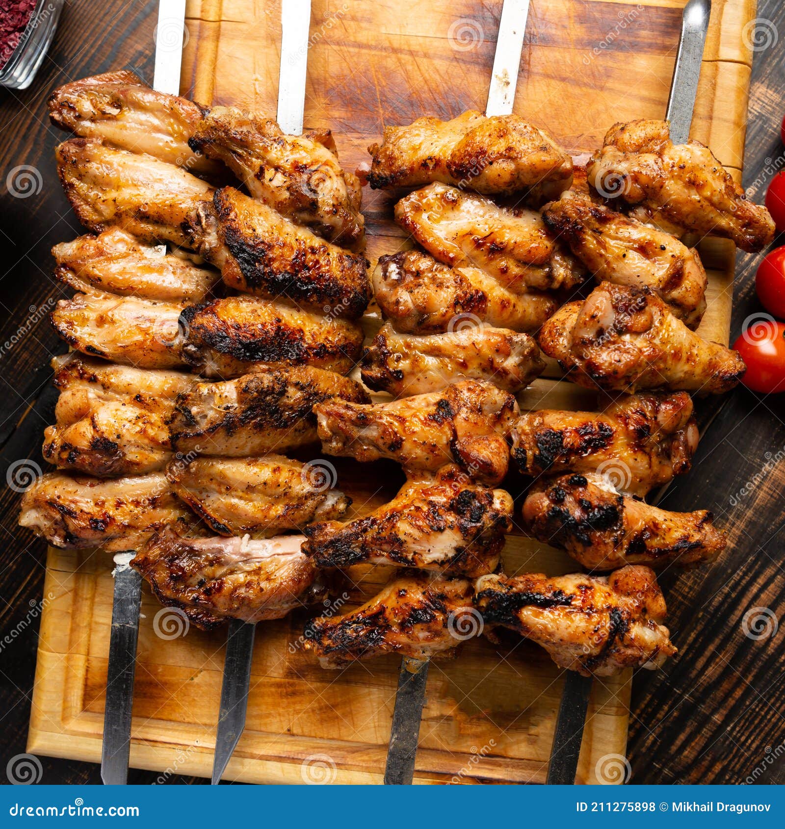 Brocheta De Alitas De Pollo a La Parrilla O Barbacoa a Bordo Foto de  archivo - Imagen de parrillada, corteza: 211275898