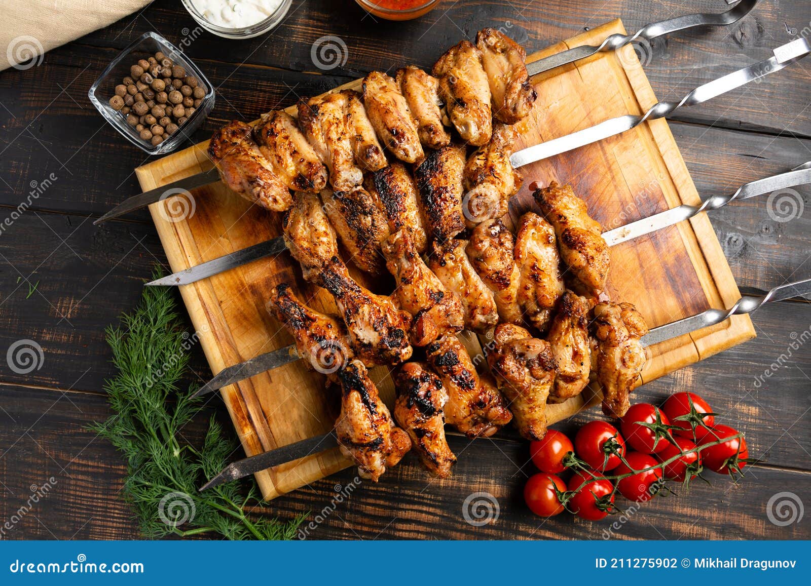 Brocheta De Alitas De Pollo a La Parrilla O Barbacoa a Bordo Foto de  archivo - Imagen de escupida, americano: 211275902