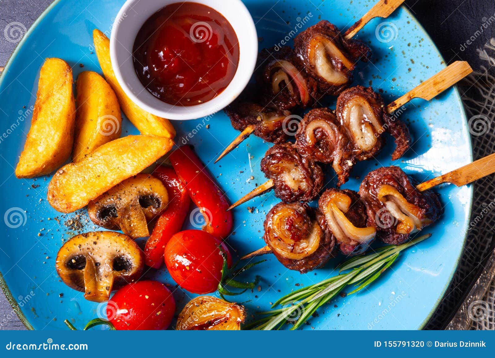 Brochettes De Chachlik De Bétail Avec Légumes Grillés Sur Une Caucasienne  Photo stock - Image du brochette, ingrédient: 155791320