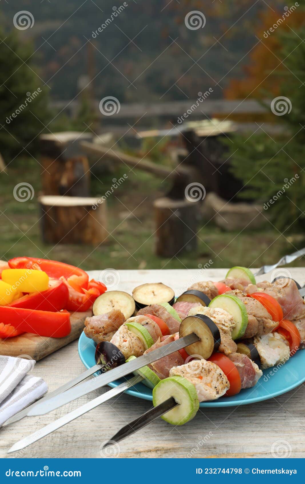 Brochettes De Métal Avec Viande Et Légumes Marinés Crus Sur Table En Bois à  L'extérieur Photo stock - Image du métal, barbecue: 232744798