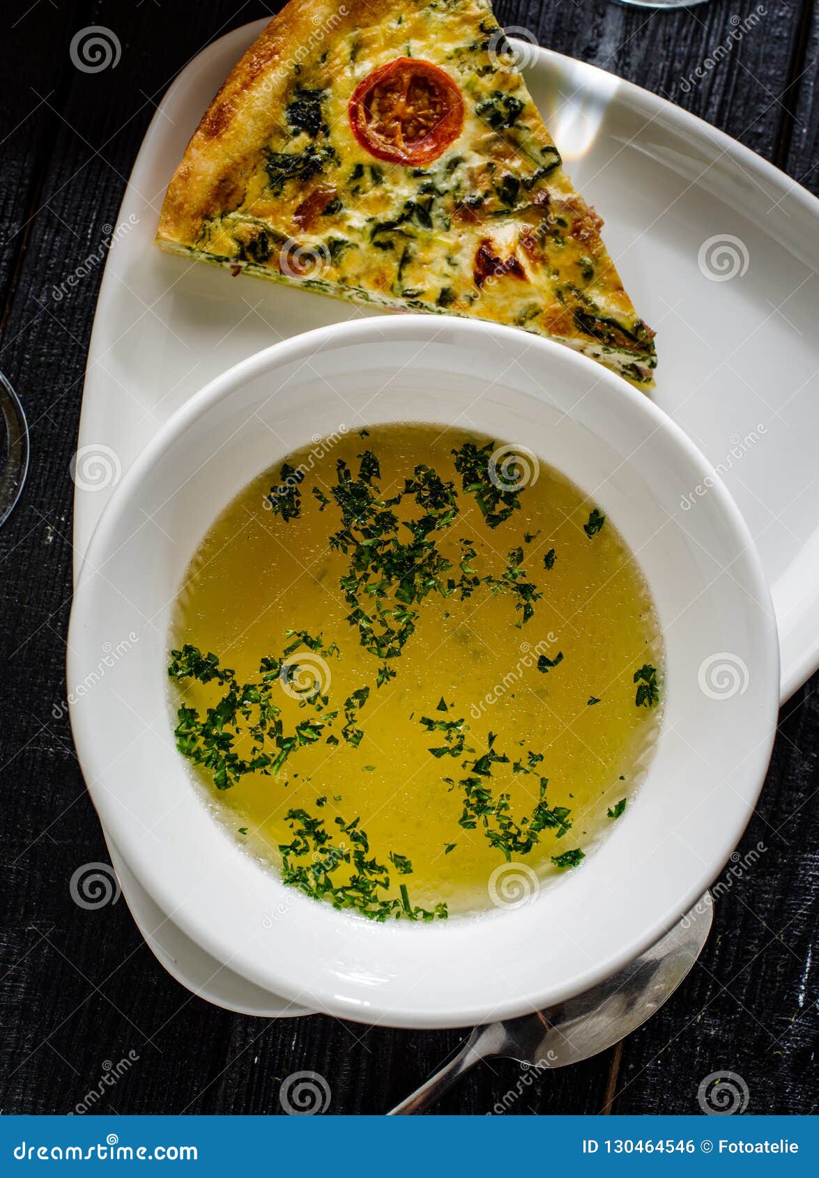 Brodo Di Pollo Con Kish Loren Con Spinaci Ed Il Prosciutto Fotografia